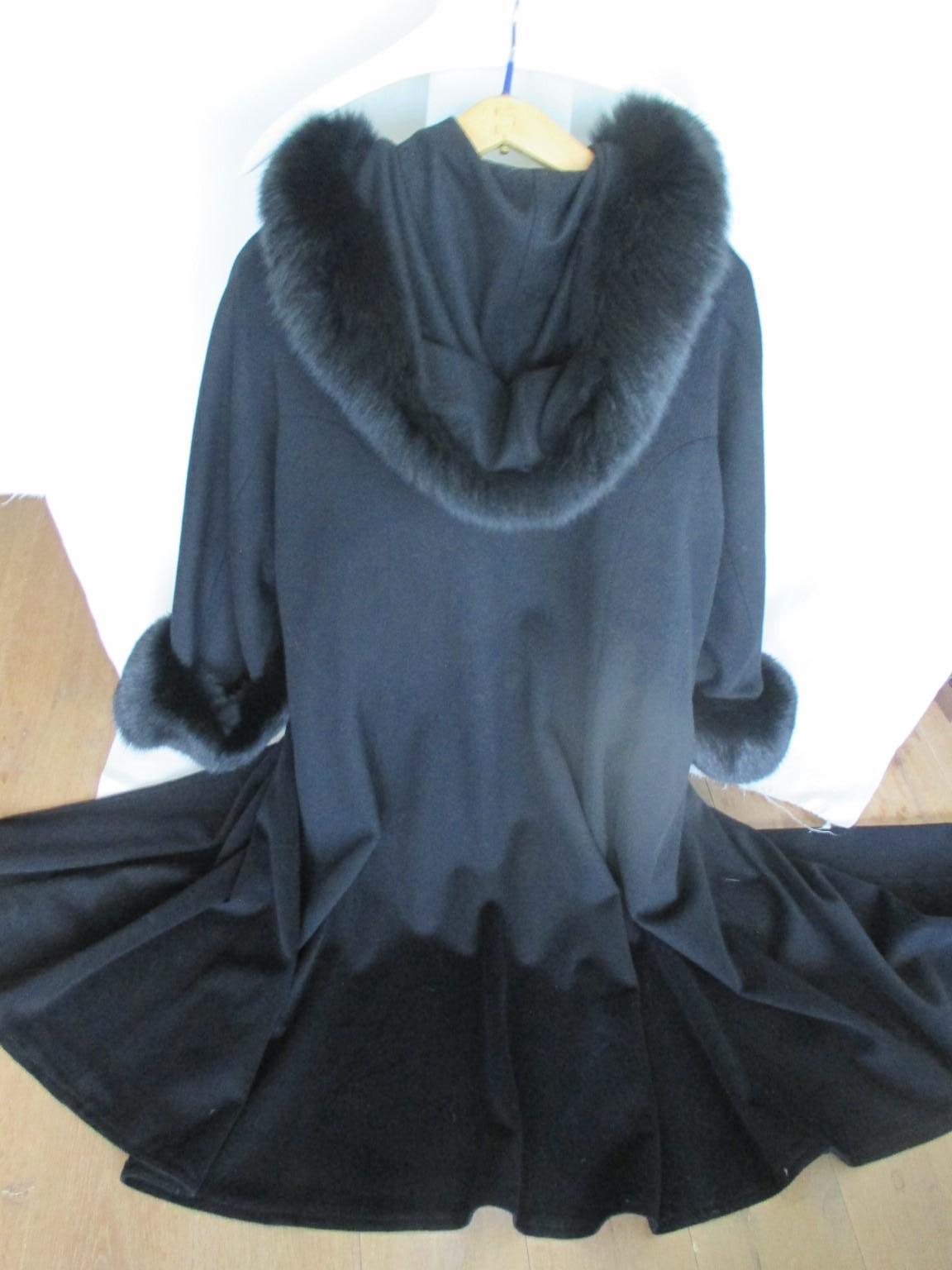  Eleganter schwarzer Kaschmir-Fuchsfell-Mantel mit ausgestellter Kapuze für Damen oder Herren im Angebot