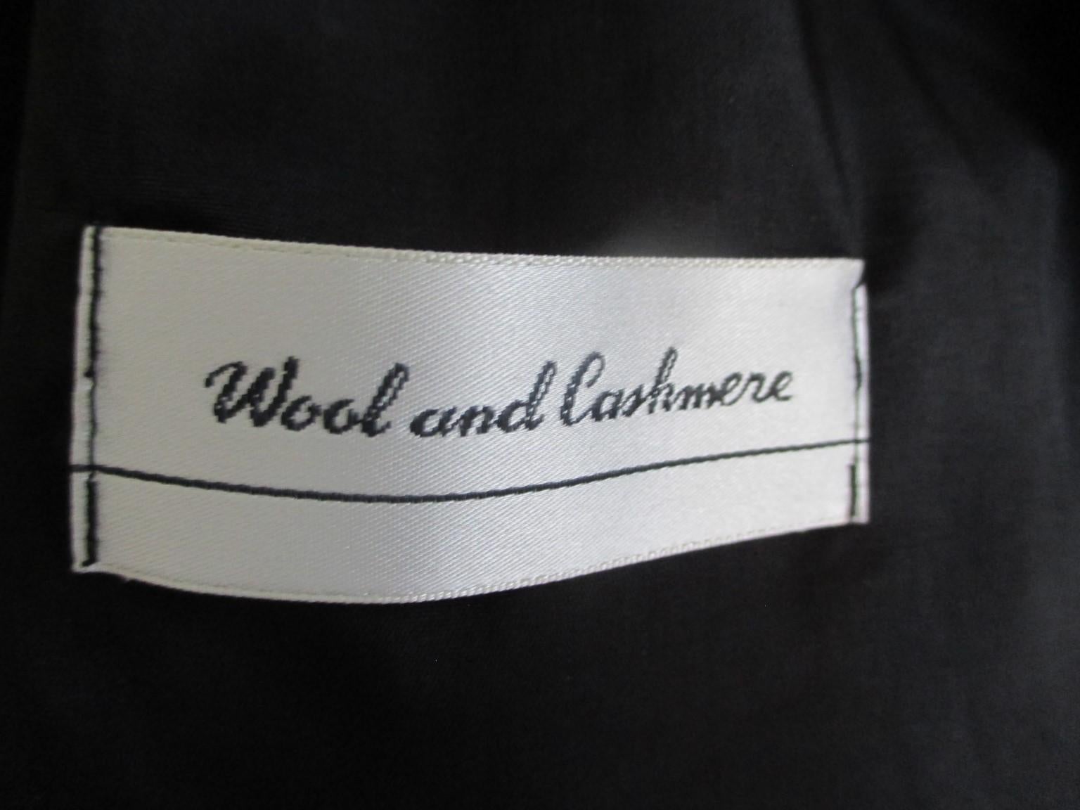  Eleganter schwarzer Kaschmir-Fuchsfell-Mantel mit ausgestellter Kapuze im Angebot 1
