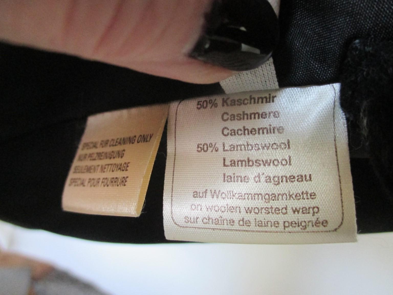  Eleganter schwarzer Kaschmir-Fuchsfell-Mantel mit ausgestellter Kapuze im Angebot 2