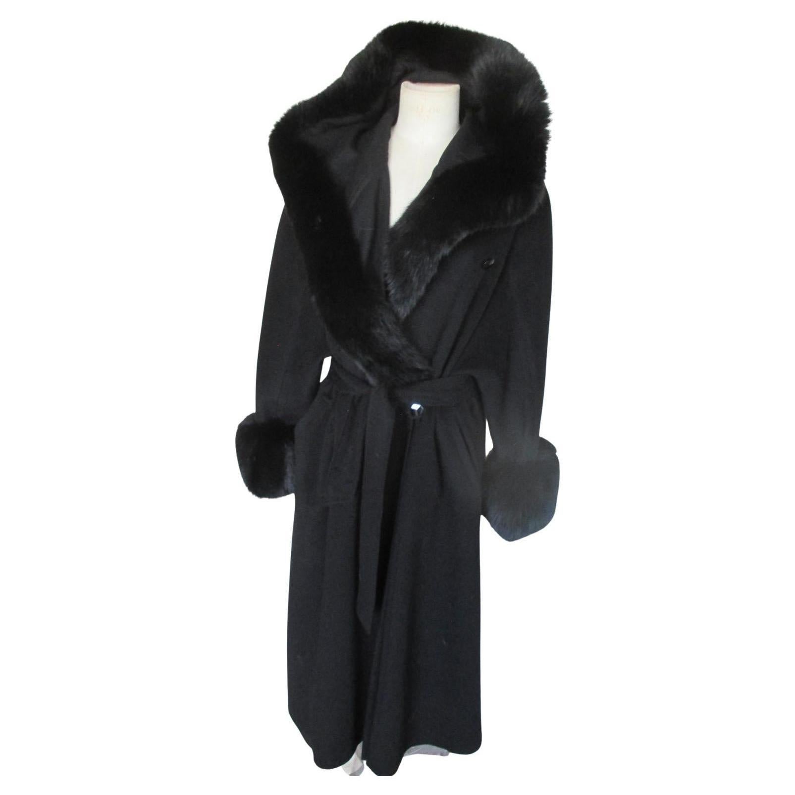  Eleganter schwarzer Kaschmir-Fuchsfell-Mantel mit ausgestellter Kapuze im Angebot