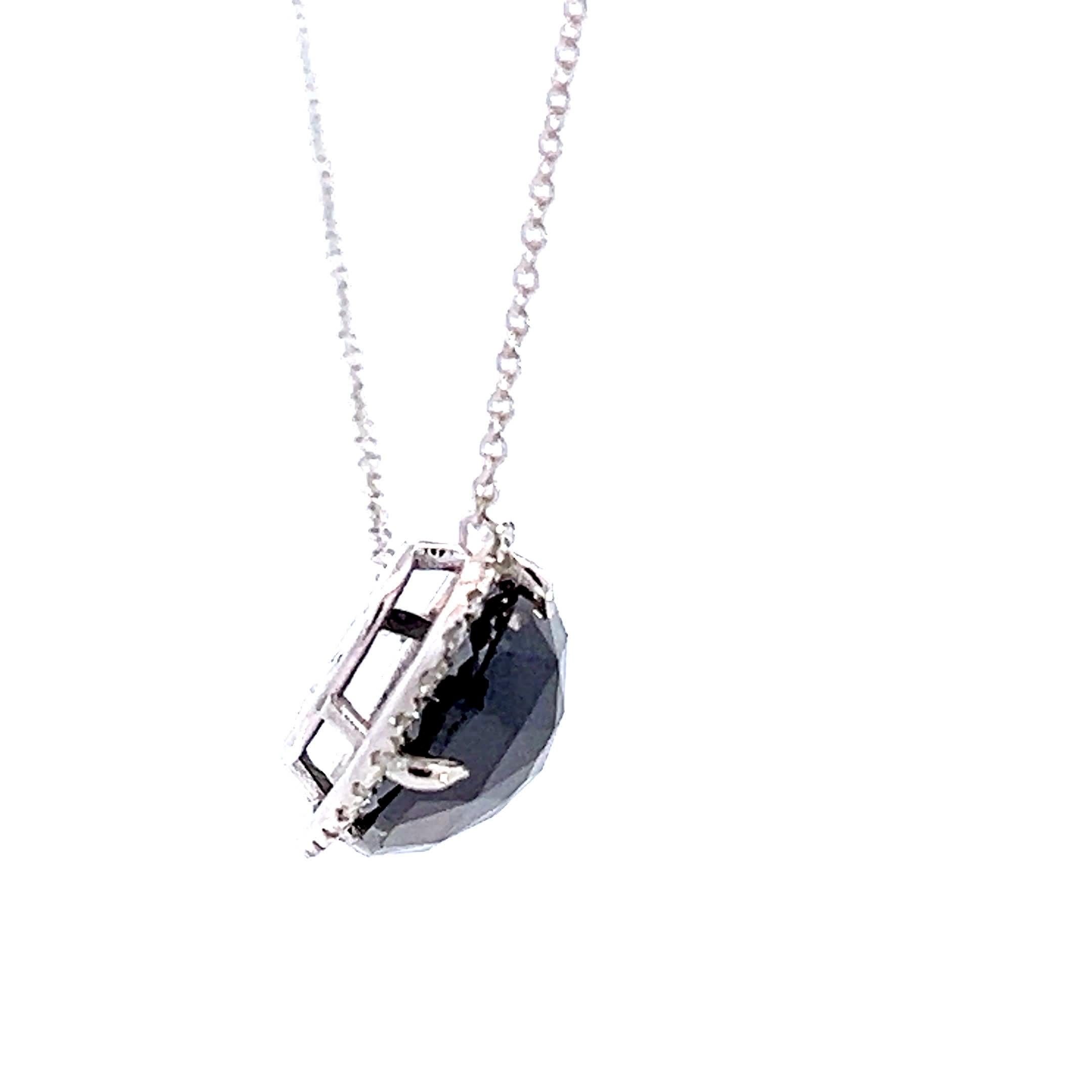 Questo splendido ciondolo con gemma nera è un mix perfetto di eleganza e raffinatezza. Realizzato con un'attenzione meticolosa ai dettagli, presenta una splendida pietra sfaccettata che cattura la luce in modo meraviglioso. Ideale sia per le