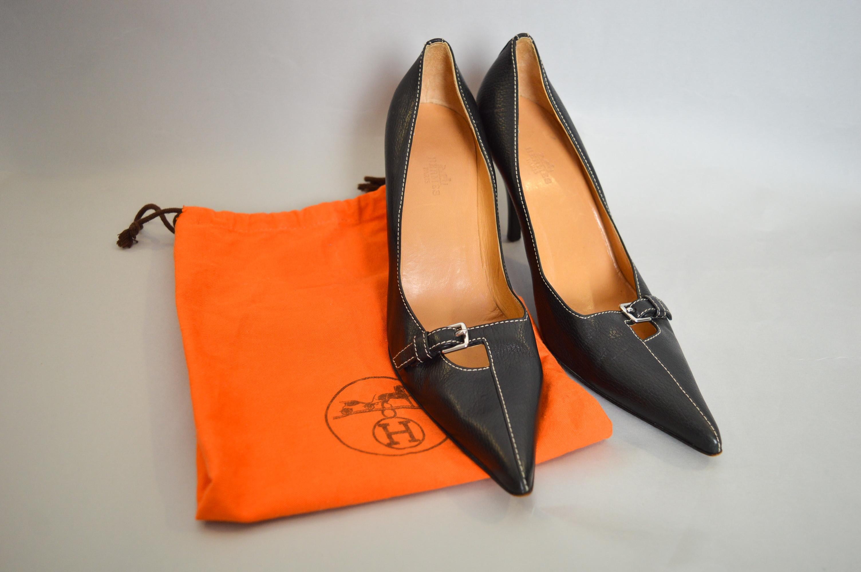 Vintage HERMÉS Court Heels, crafted from black leather featuring a contrasting white  stitched edge, silver tone metal hardware and ‘Hermes Paris’ stamped interior tan leather lining.

MADE IN ITALY.

Heel height; 3.5” / Size; EU 39 - UK 6

The