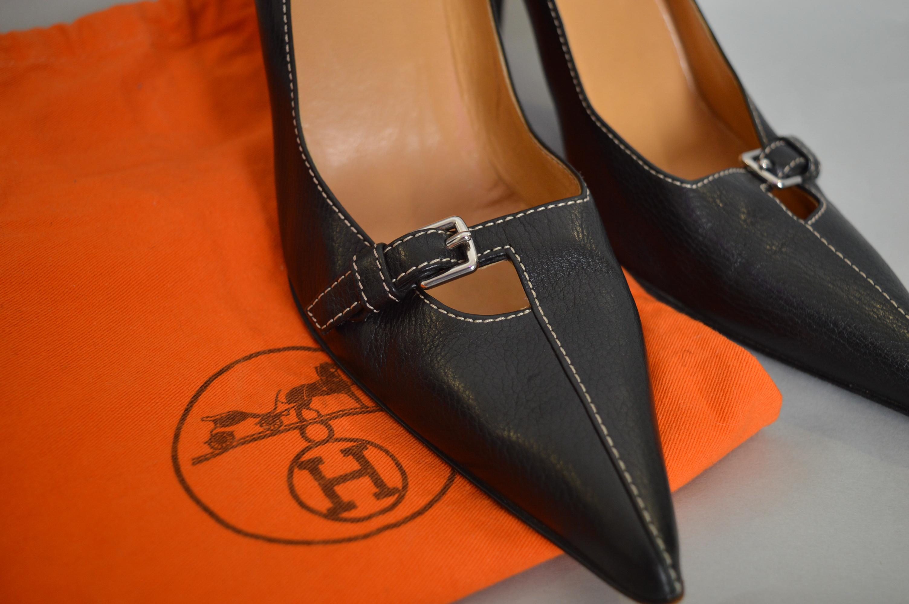 Elegant Black HERMÉS Leather Pointed Court Shoes - Vintage High Heels In Good Condition For Sale In Sheffield, GB