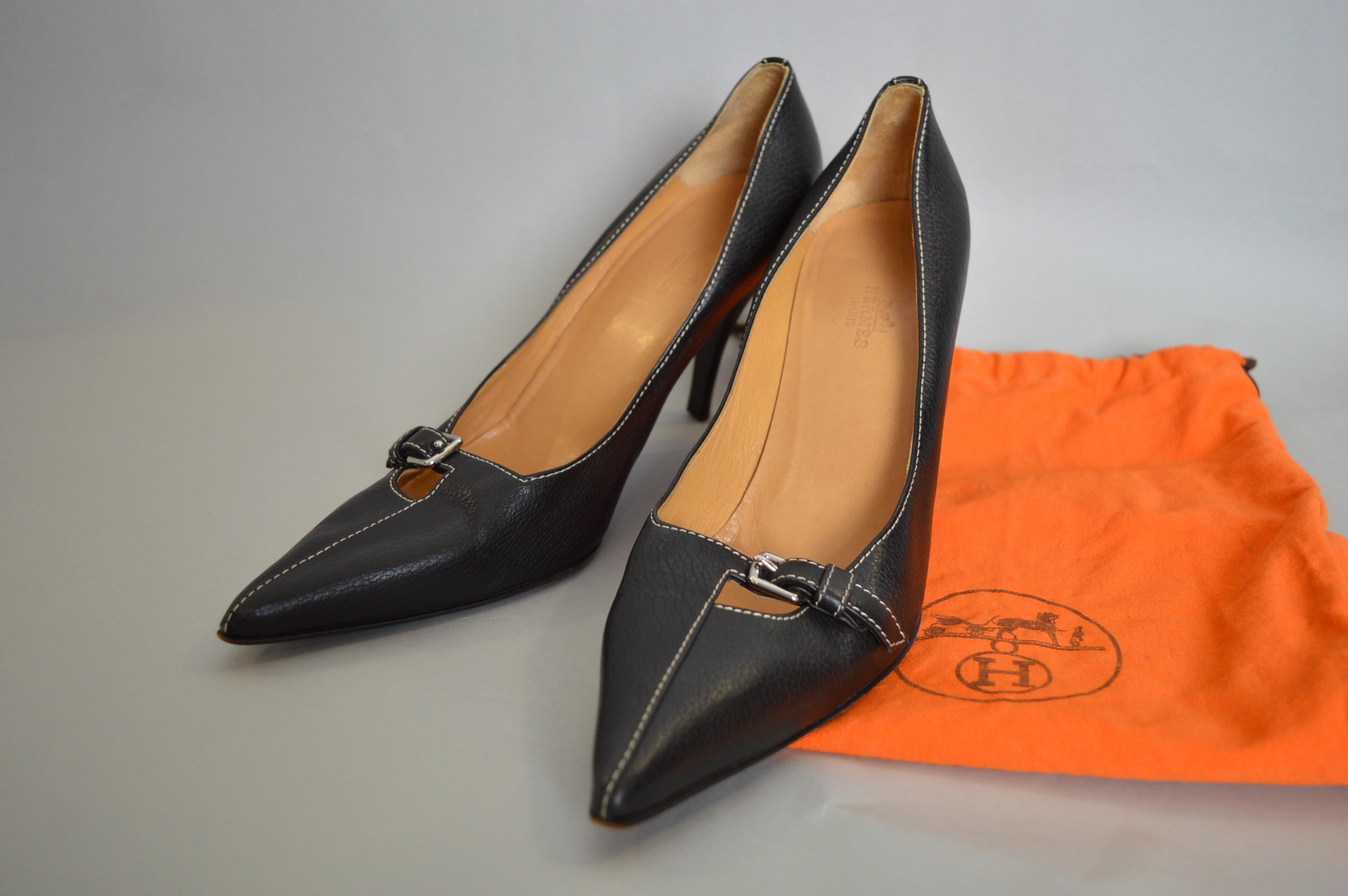 Elegant Black HERMÉS Leather Pointed Court Shoes - Vintage High Heels For Sale 1