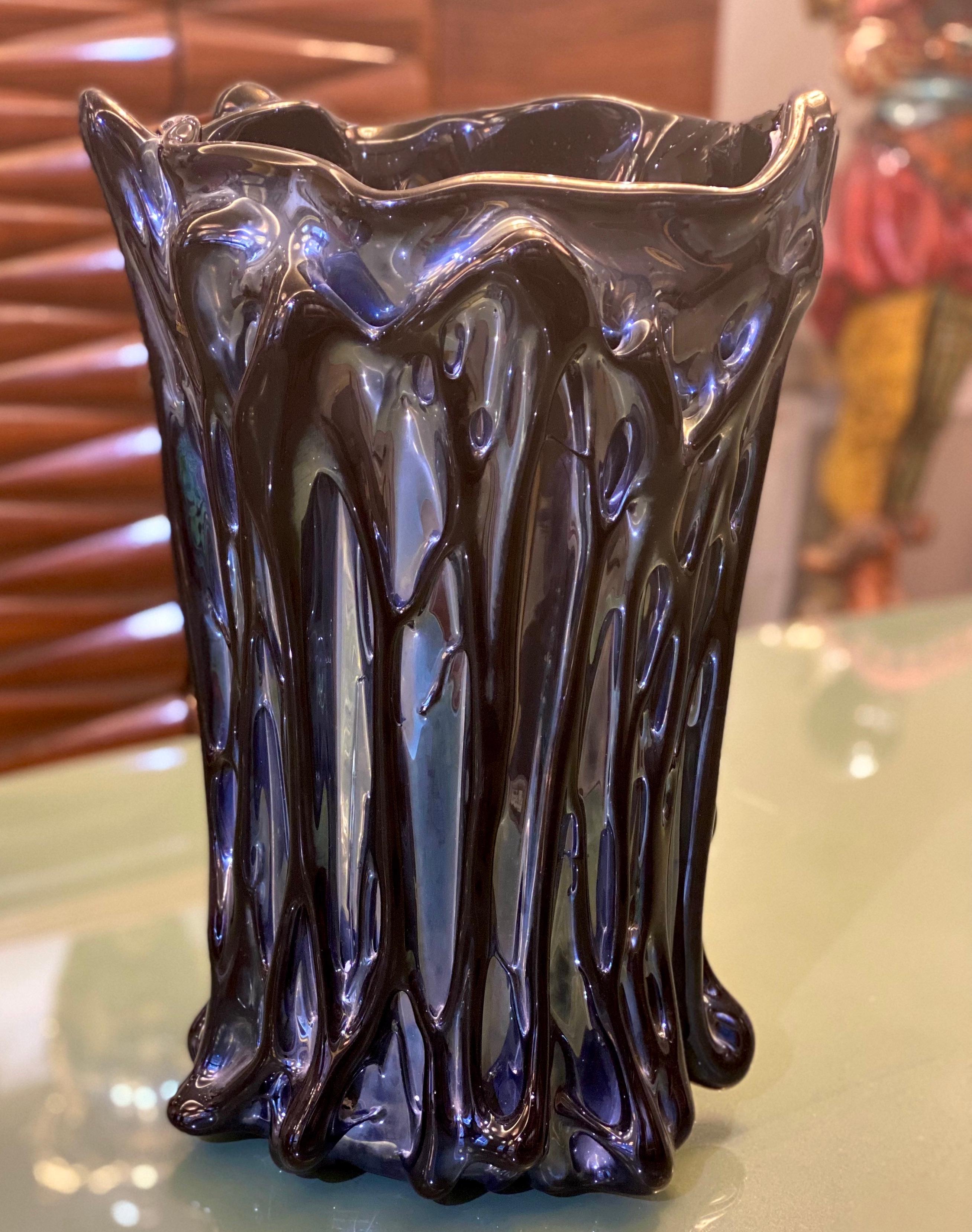 Eleganza del vaso di vetro di Murano nero iridescente in vendita 4