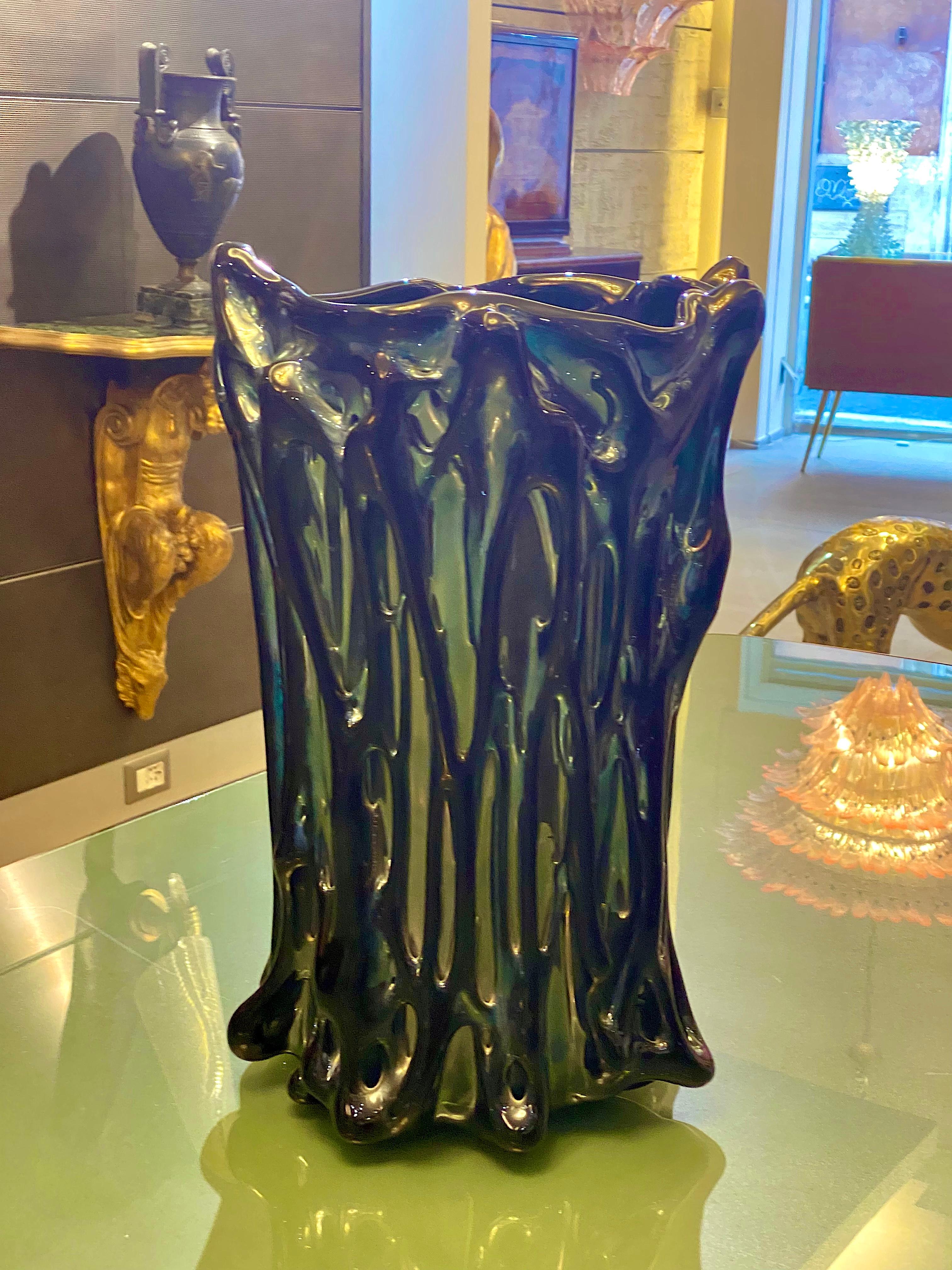 Eleganza del vaso di vetro di Murano nero iridescente in vendita 6