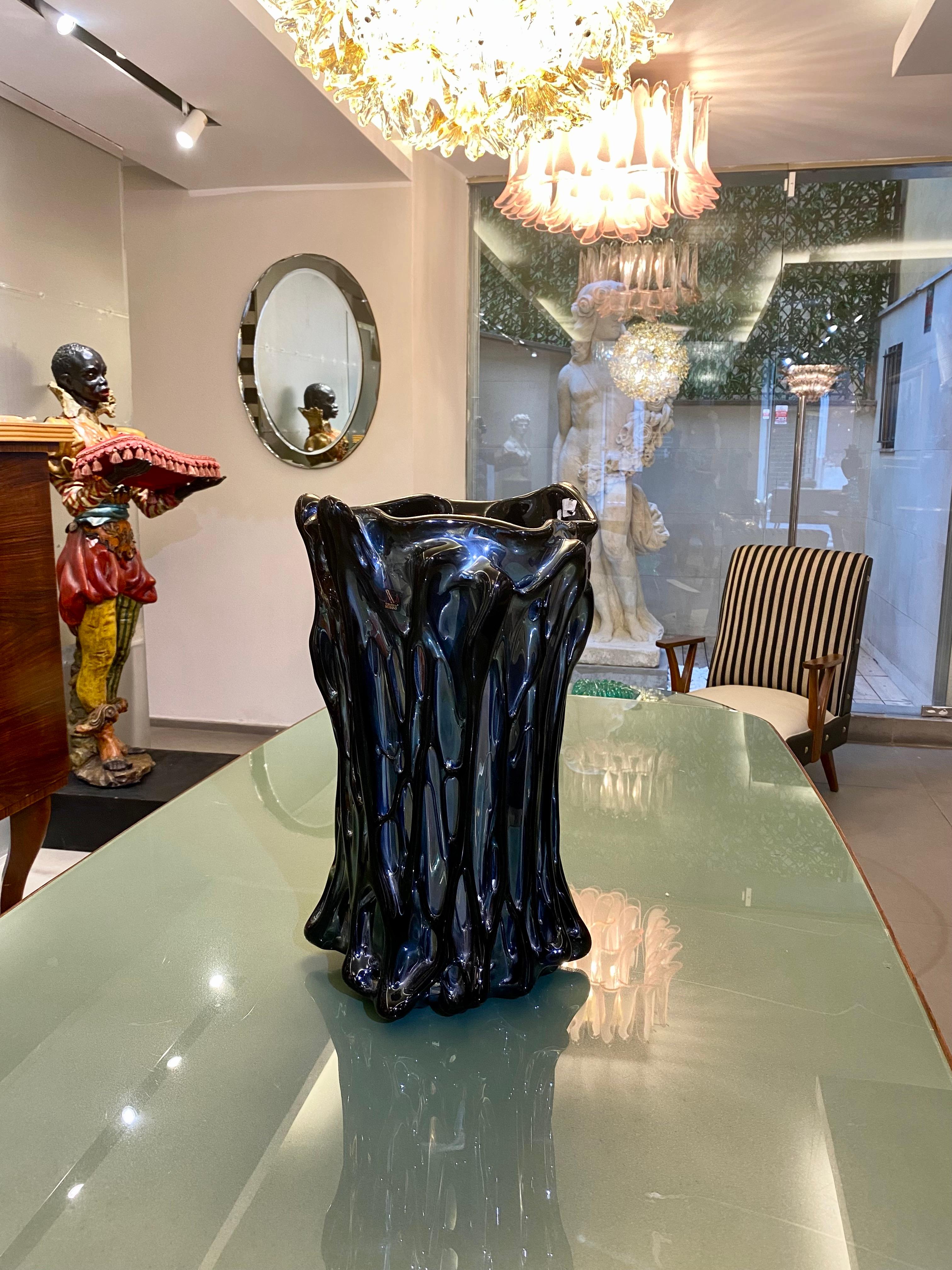 Eleganza del vaso di vetro di Murano nero iridescente in vendita 7