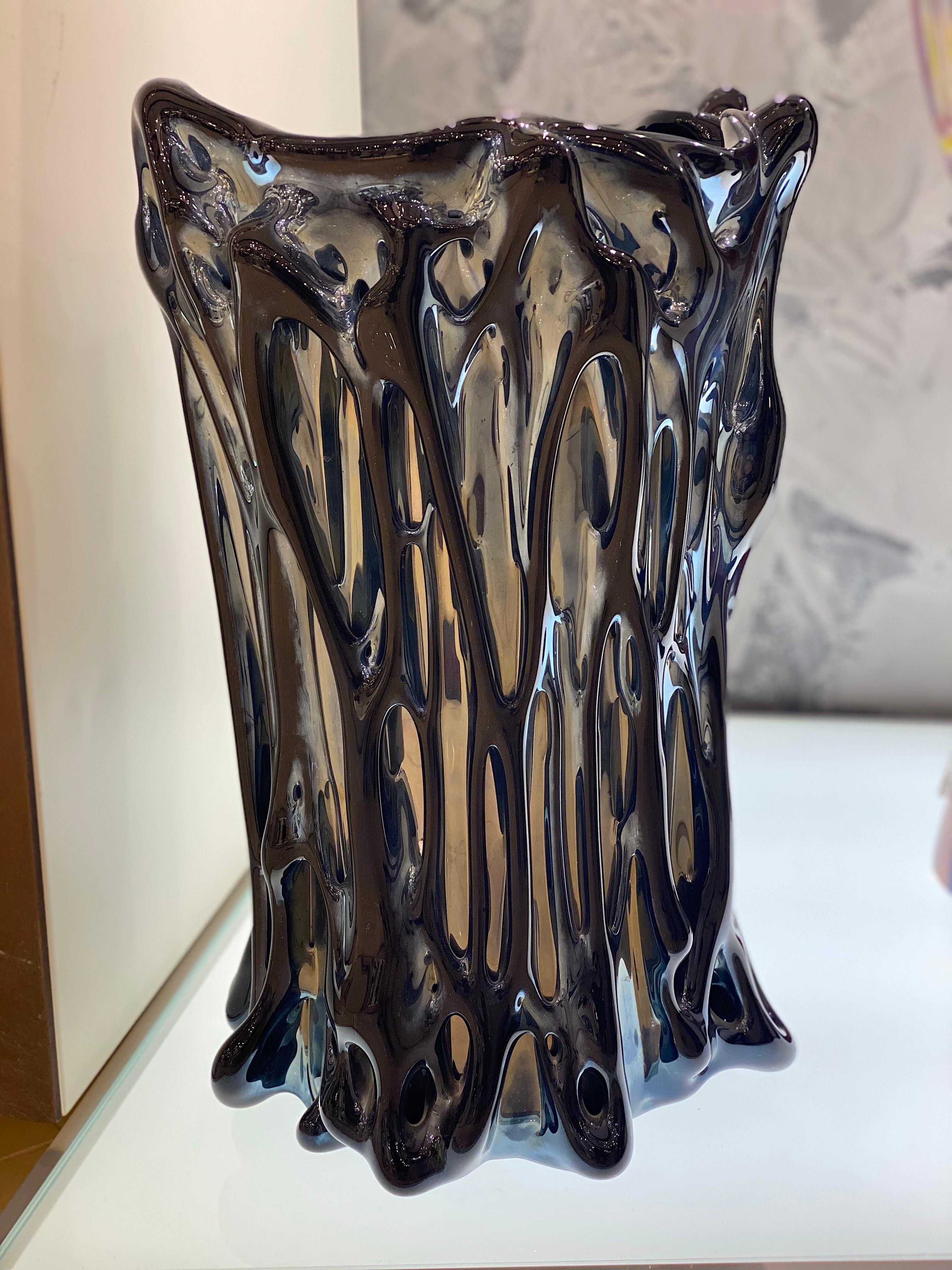 Eccezionale vaso moderno in vetro di Murano nero iridescente soffiato a mano in ottime condizioni.
Capolavoro realizzato dal Maestro veneziano.