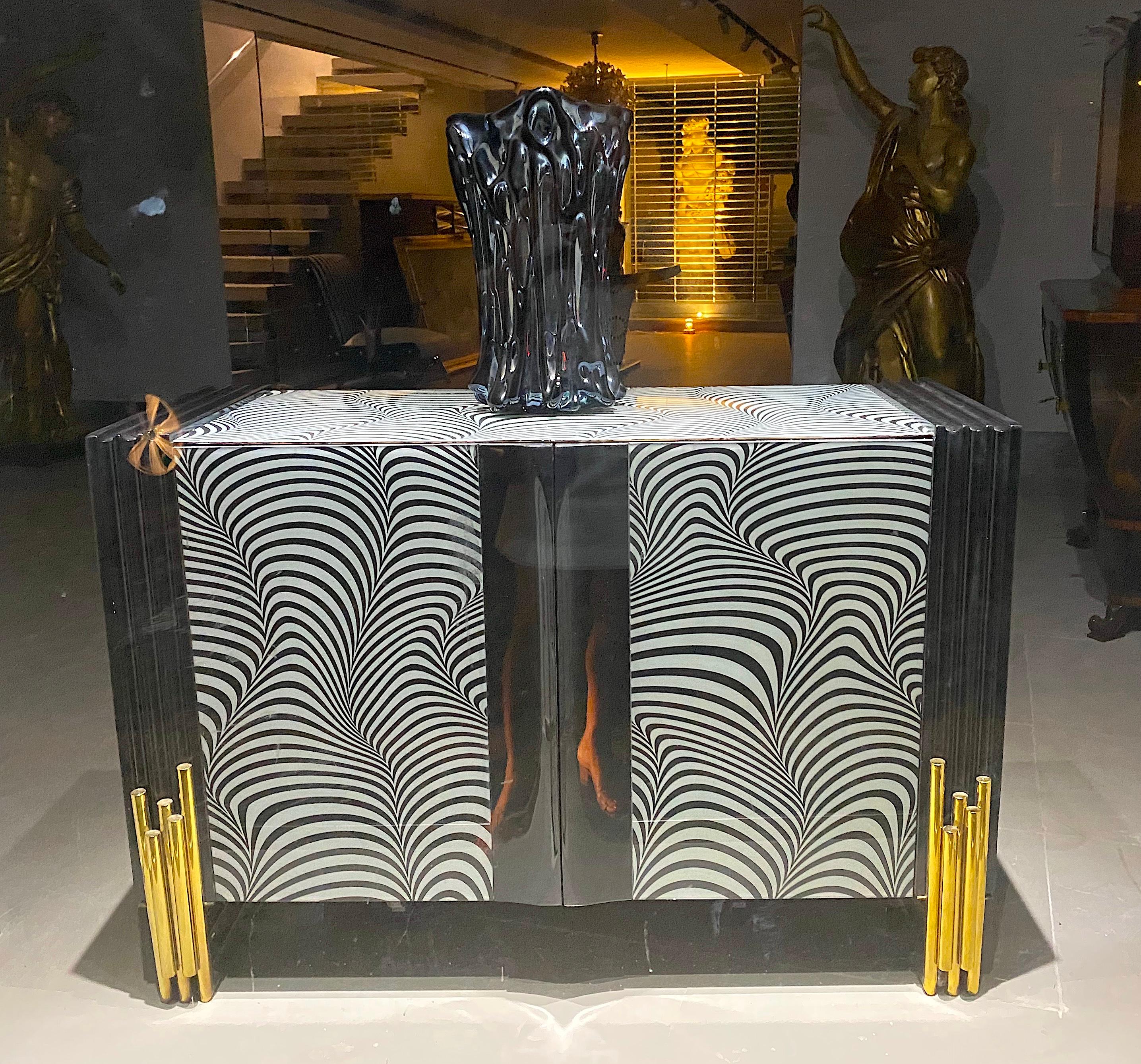 Italiano Eleganza del vaso di vetro di Murano nero iridescente in vendita