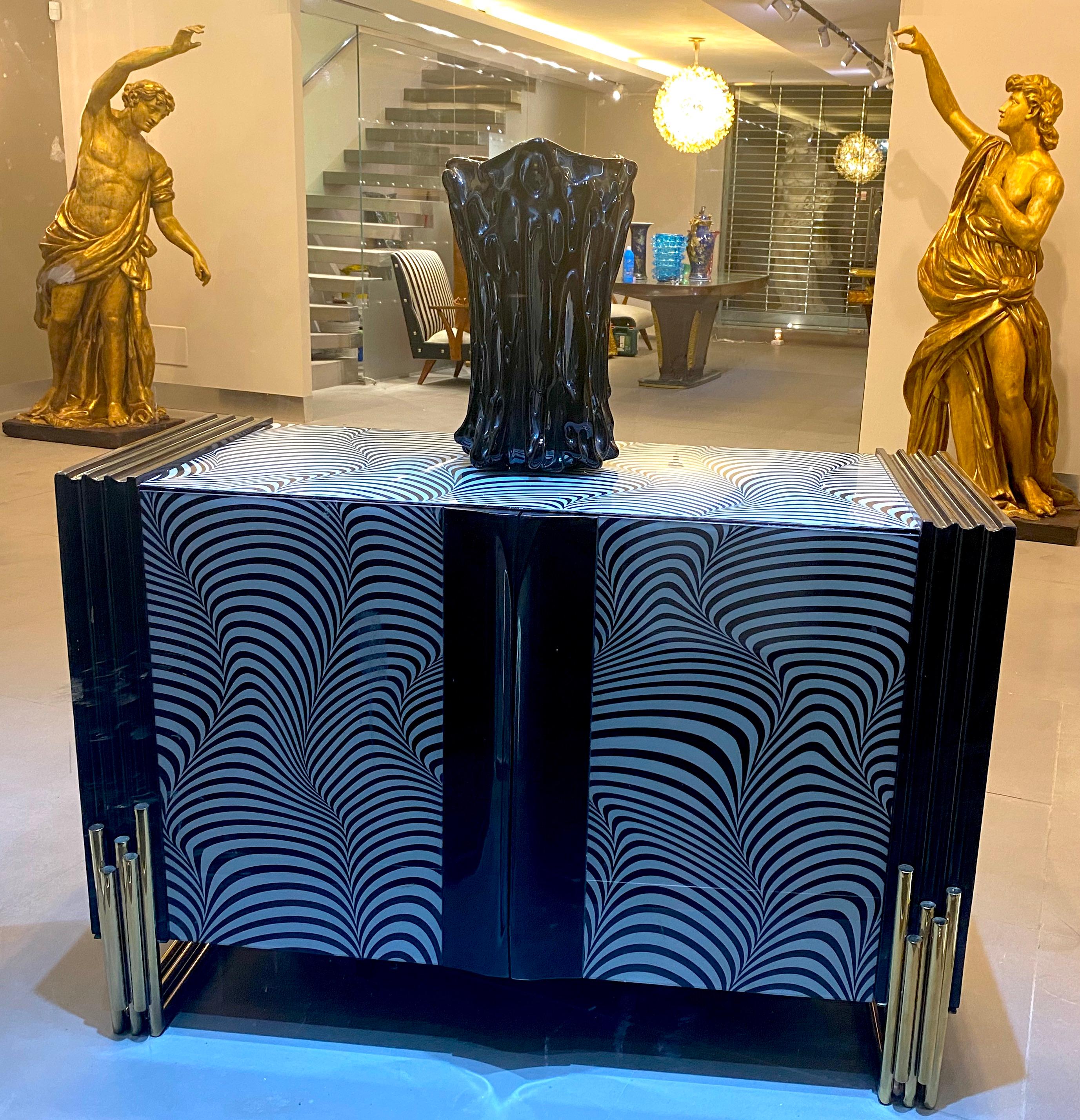 Eleganza del vaso di vetro di Murano nero iridescente In condizioni ottime in vendita a Rome, IT