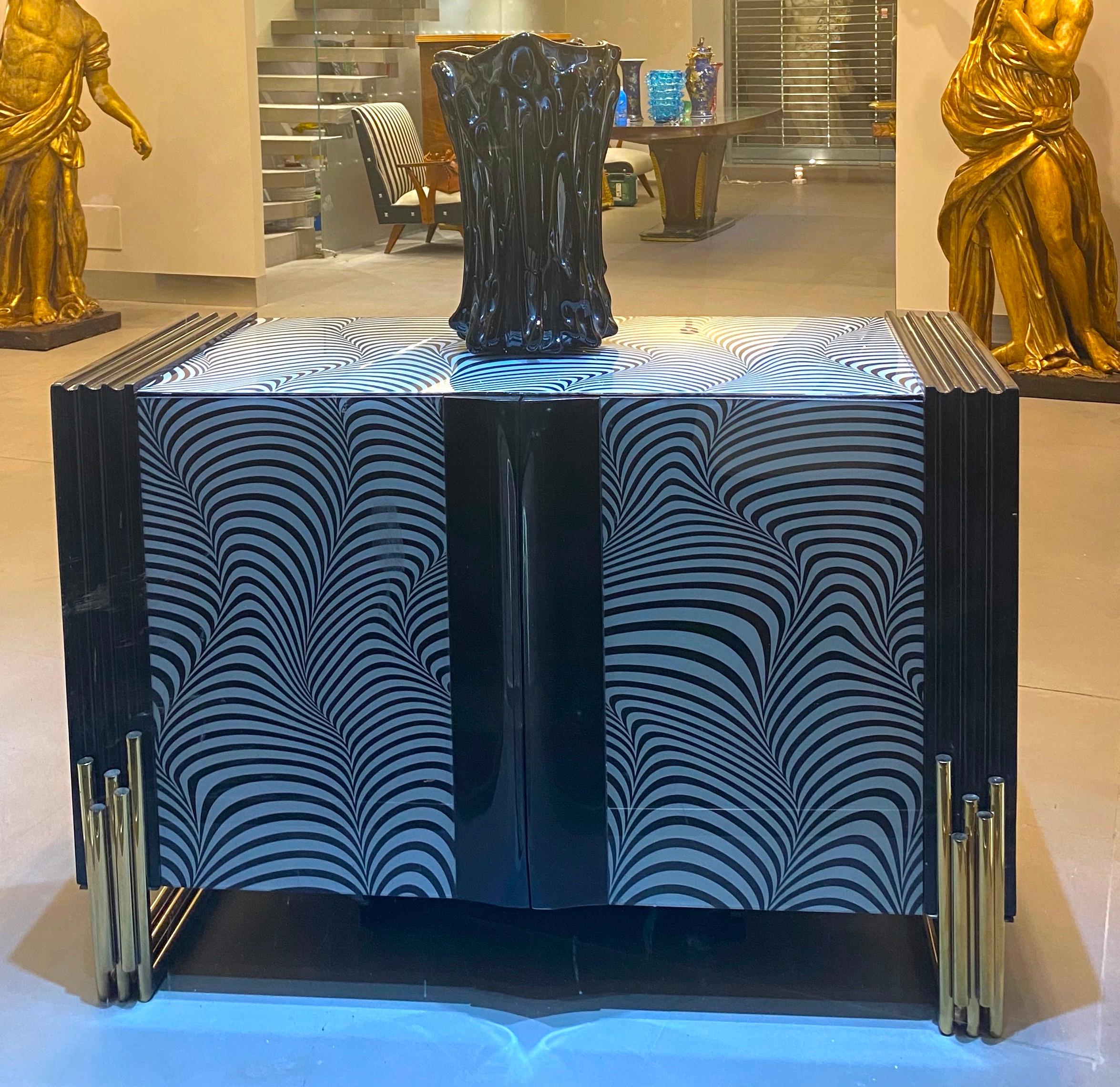 Vetro soffiato Eleganza del vaso di vetro di Murano nero iridescente in vendita