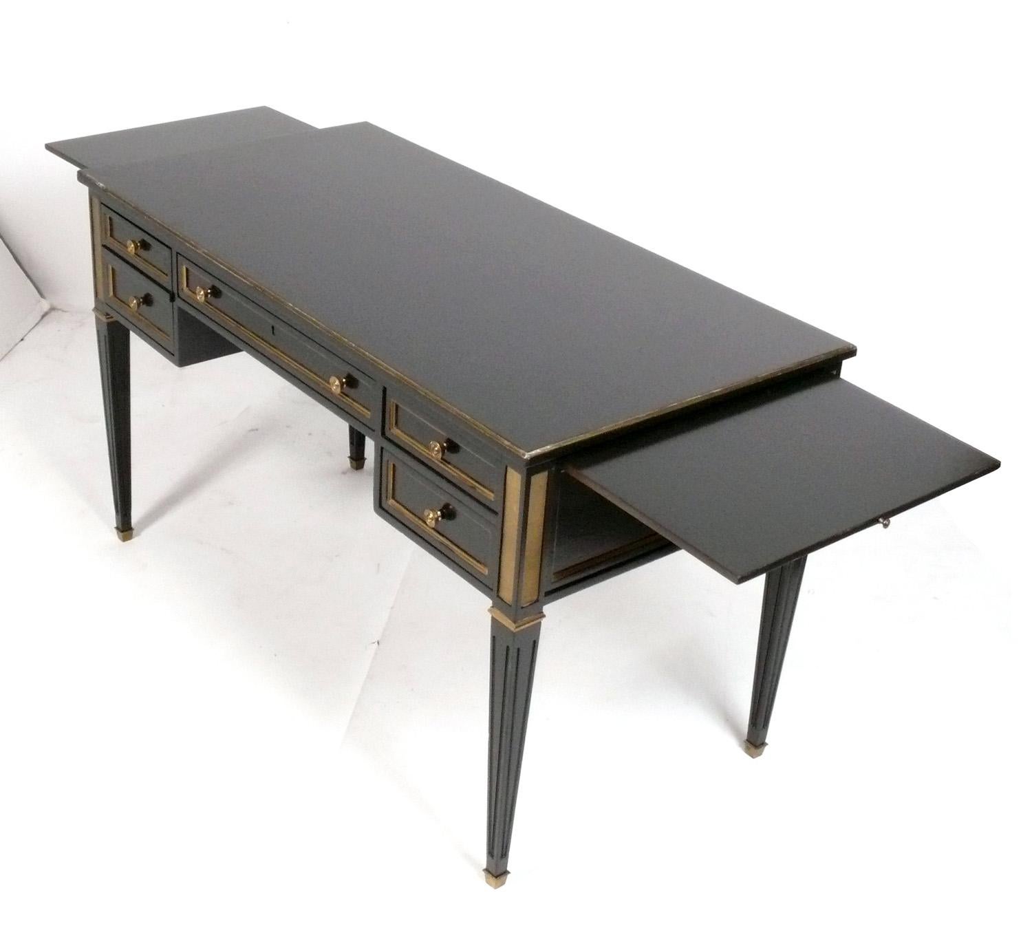 Schreibtisch- oder Bureau-Teller aus schwarzem Lack und Messing im französischen Stil (Regency) im Angebot