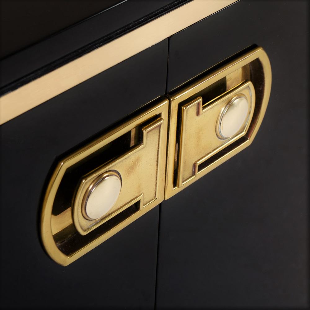 Laccato Elegante credenza in lacca nera e ottone lucido di Mastercraft in vendita