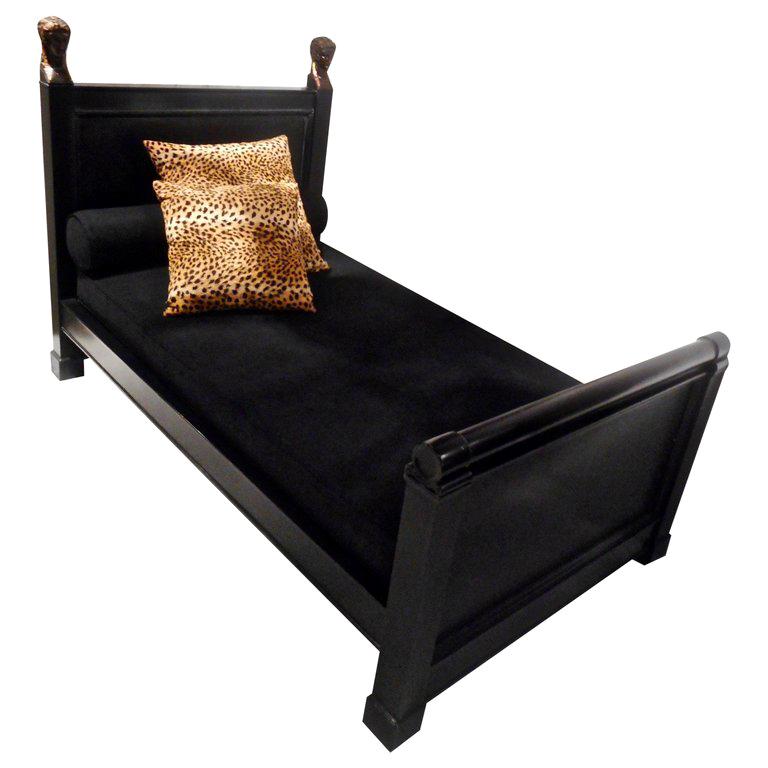 Méridienne élégante style Empire suédois en laque noire décorée de cariatides en vente