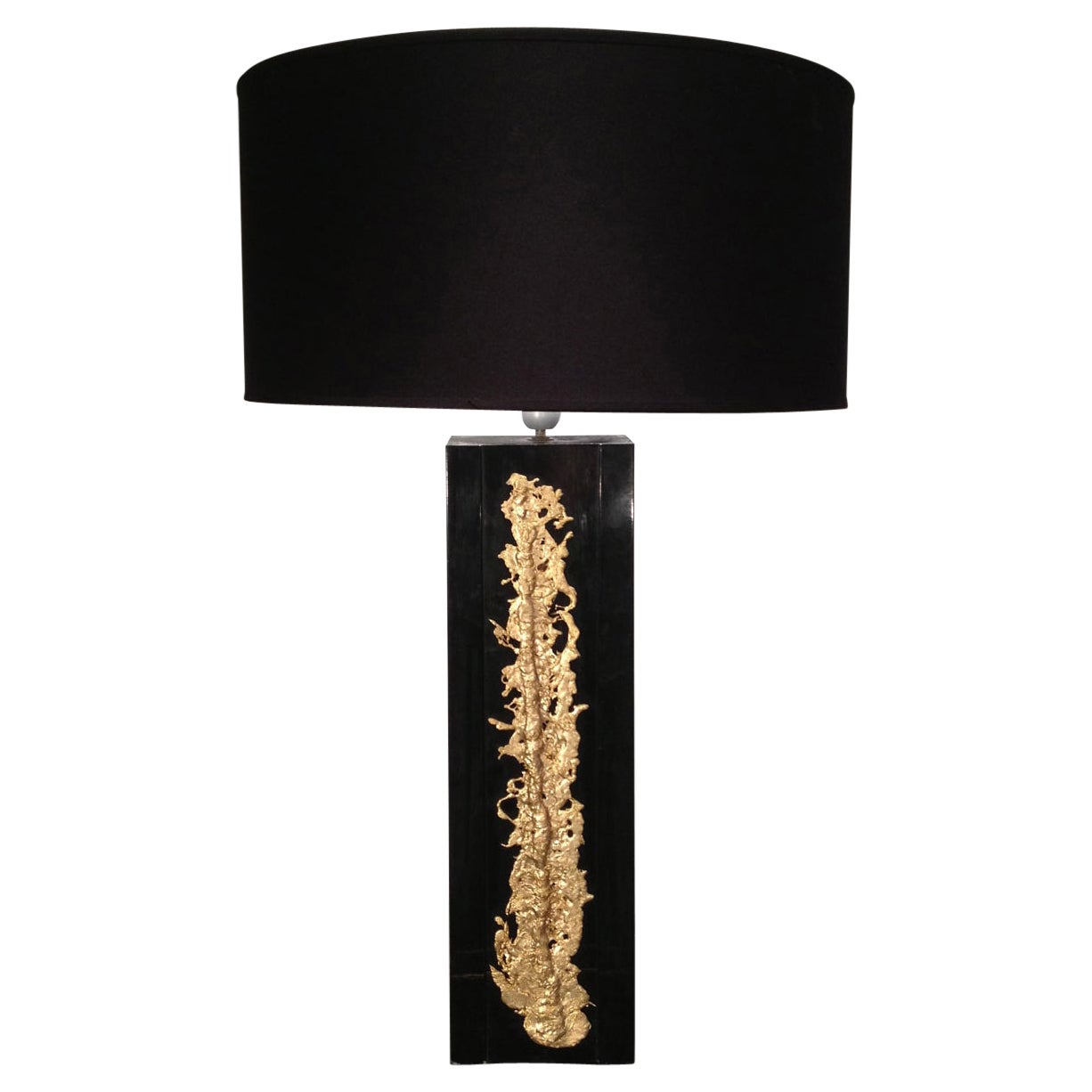 Elegante Lámpara Lacada en Negro con Elemento Decorativo de Bronce. Obra francesa, años 70 en venta