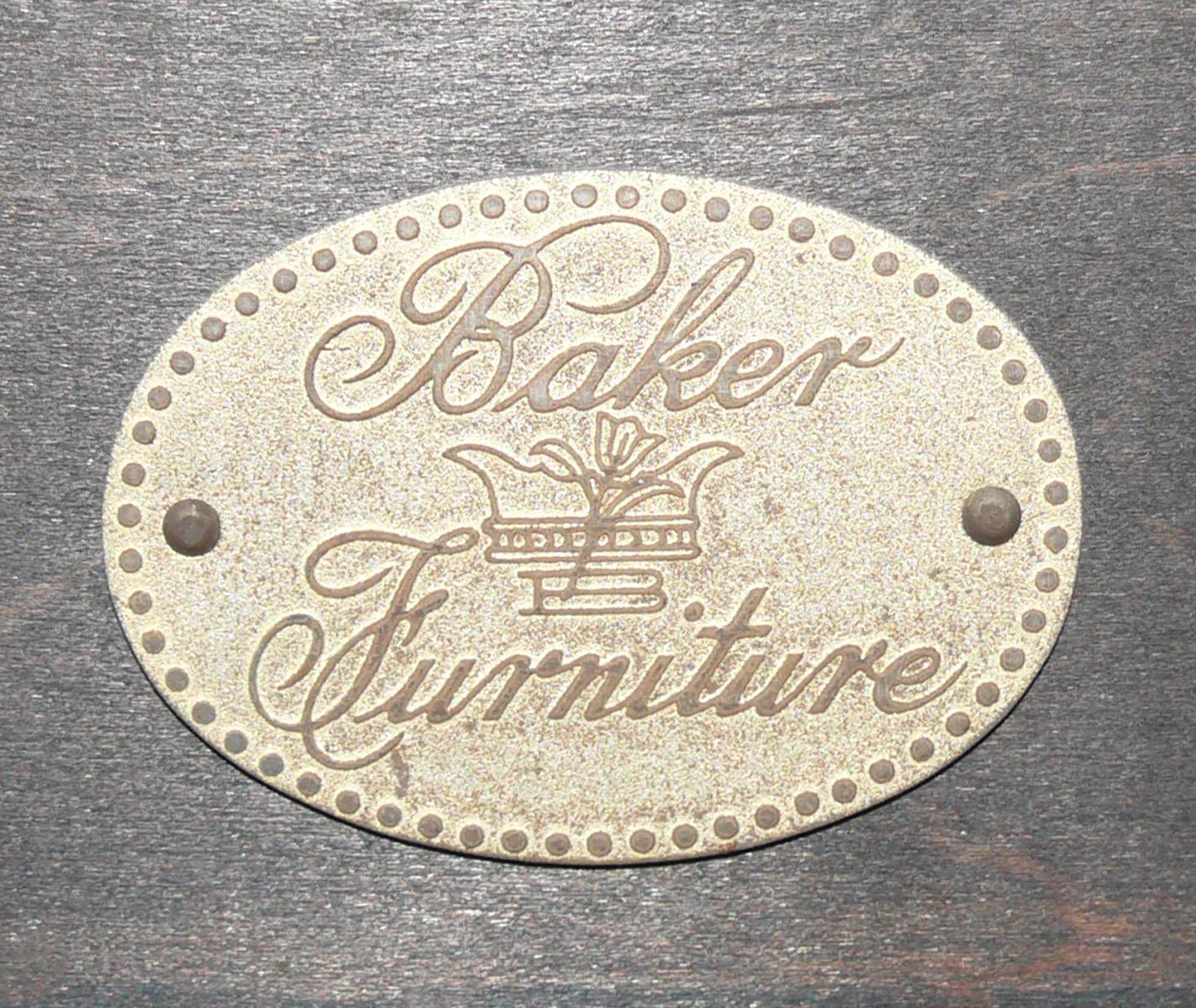 Doré Table basse élégante de style Regency en marbre noir par Baker en vente