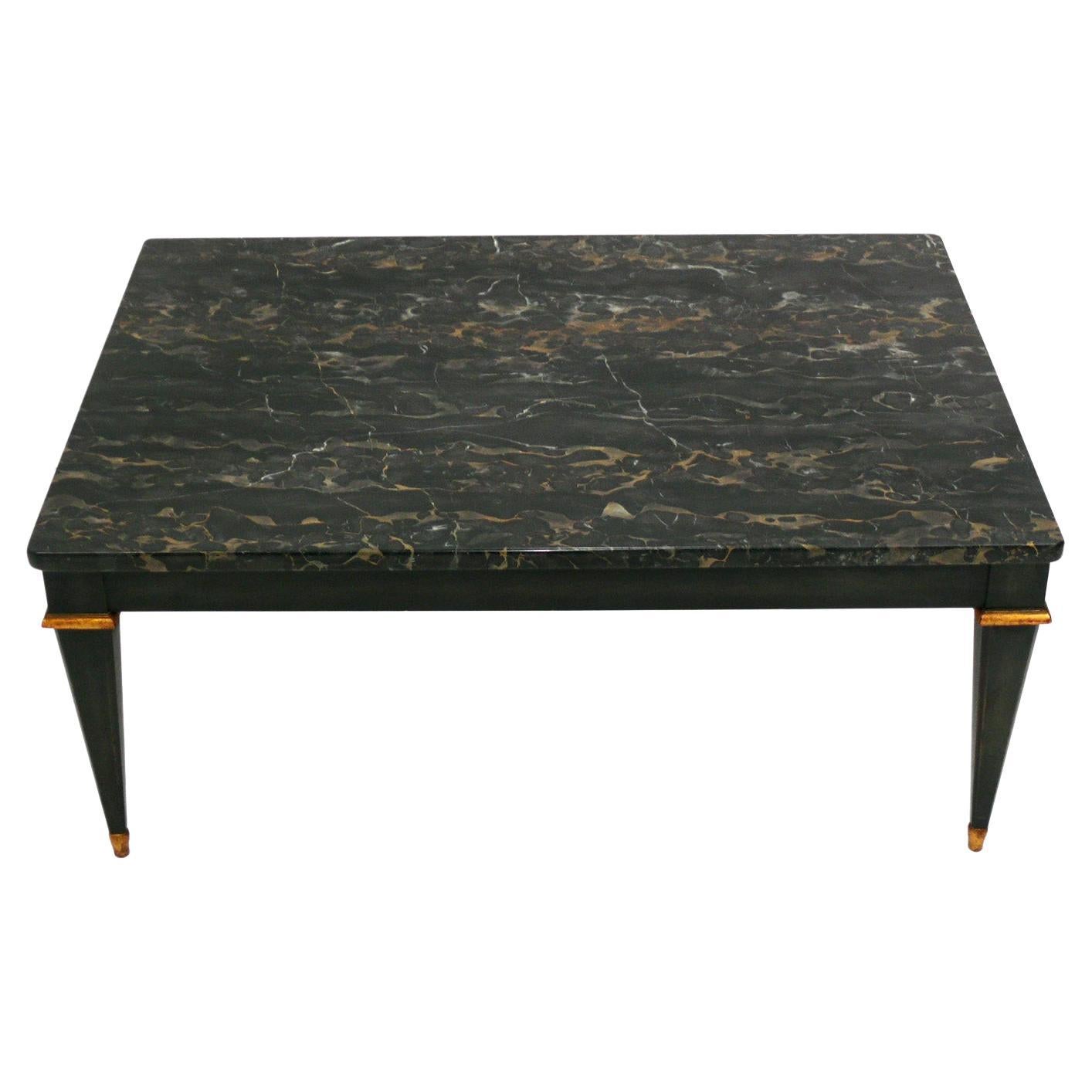 Table basse élégante de style Regency en marbre noir par Baker 