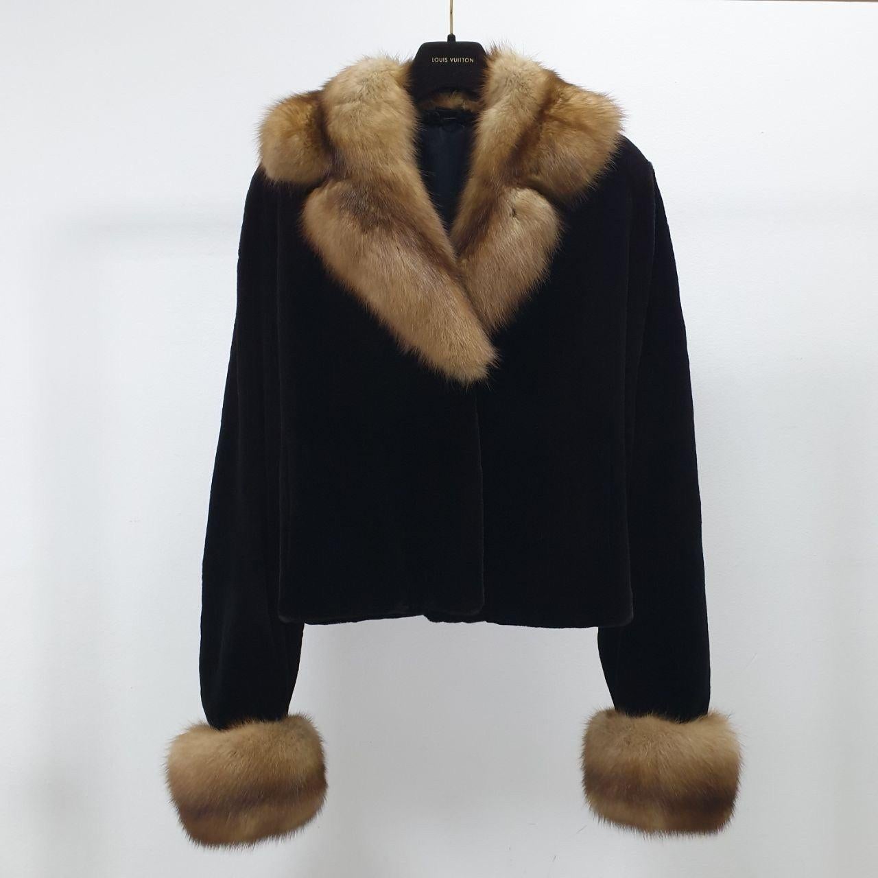 Offrez-vous le luxe ultime avec ce manteau exquis en fourrure de vison tondu. Son design moderne et élégant et sa texture exceptionnellement douce en font une pièce à part entière de toute garde-robe. L'ajout d'un col en riche fourrure de zibeline