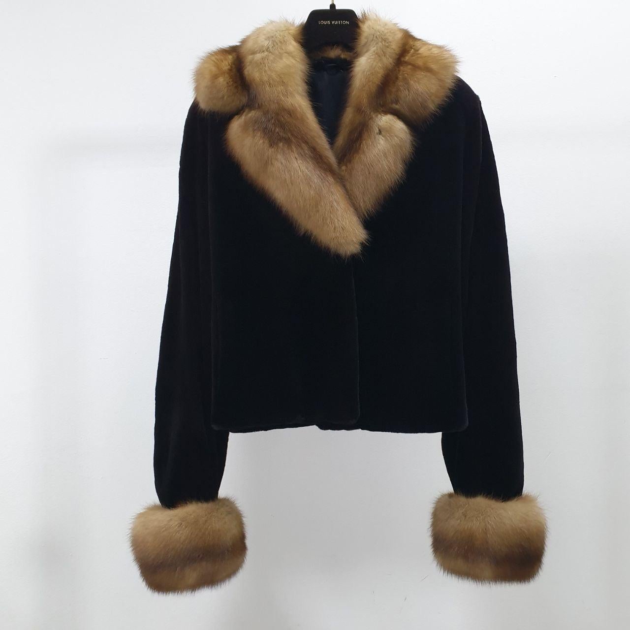 Noir Elegant manteau de fourrure de vison noir avec col en zibeline - Taille 48 en vente