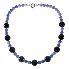Elegante Halskette von JD aus schwarzem Onyx und blauem Achat