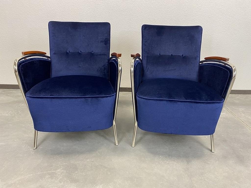 Eleganti poltrone blu cromate Jozsef Peresztegi dopo una ristrutturazione completa nuova cromatura, tessuto blu scuro.