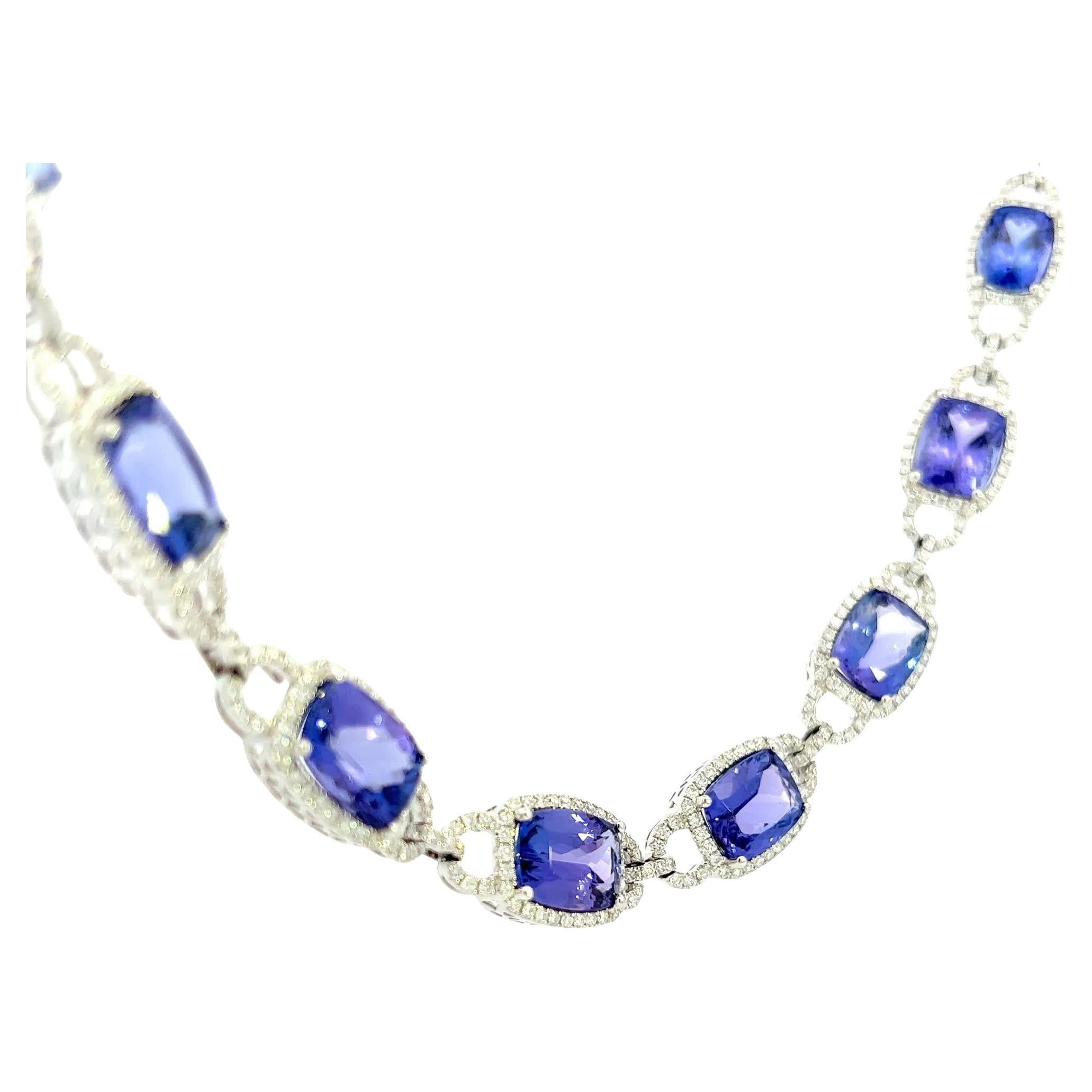 Diese atemberaubende blaue Edelsteinkette besteht aus einer Reihe wunderschön geschliffener Steine, von denen jeder das Licht auf faszinierende Weise reflektiert. Das filigrane Design zeigt die Handwerkskunst, die in der Herstellung eines solchen