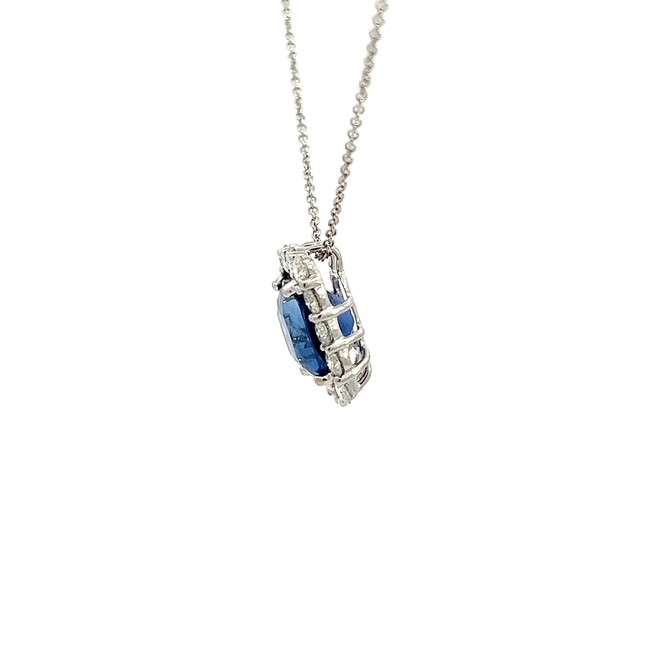 Questo splendido ciondolo con gemma blu è un mix perfetto di eleganza e raffinatezza. Realizzato con dettagli intricati, presenta una pietra blu vibrante circondata da accenti scintillanti, che lo rendono un accessorio accattivante per ogni