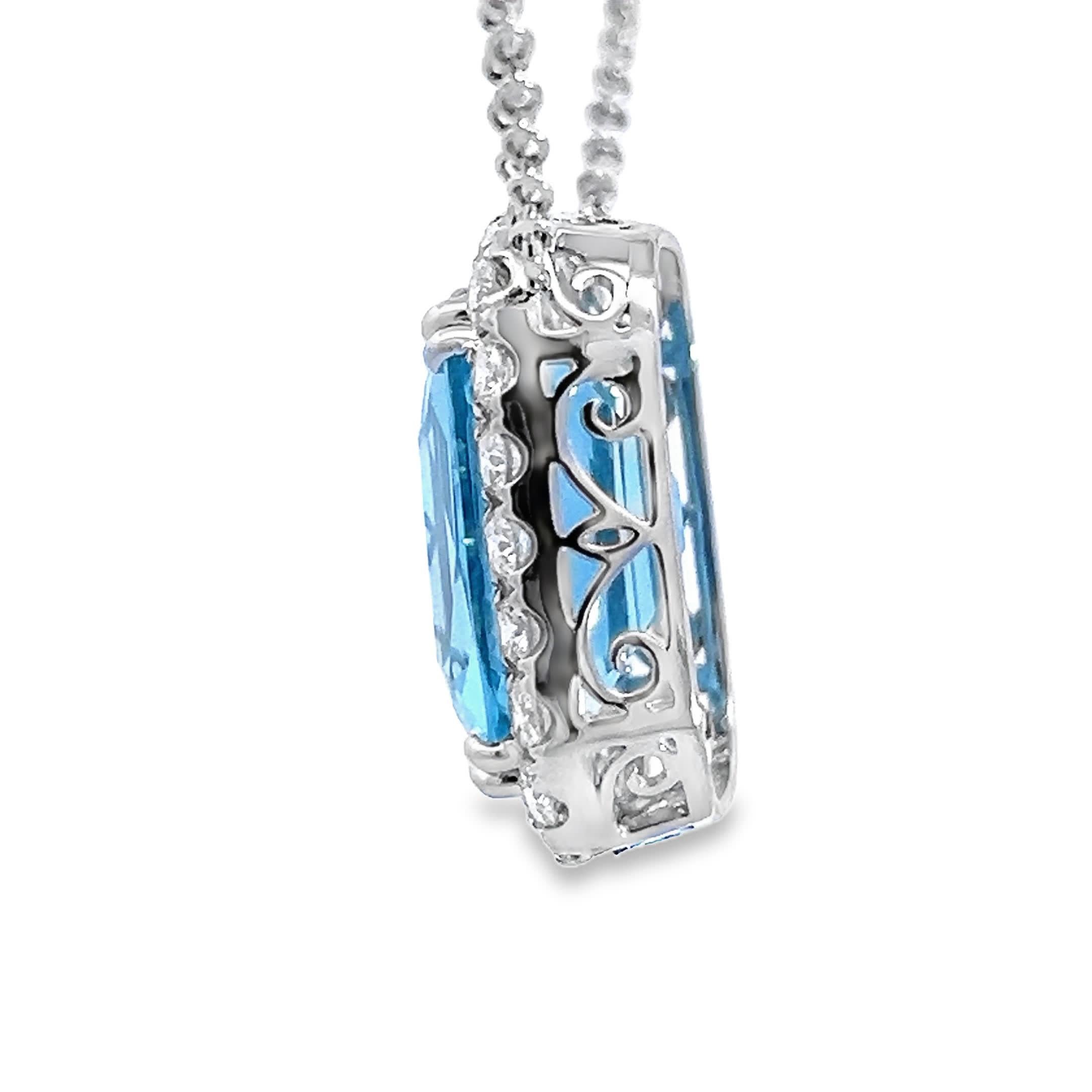 Questo splendido ciondolo con gemma blu è un vero e proprio pezzo forte. Realizzato con precisione, presenta una grande e radiosa pietra blu circondata da diamanti scintillanti, che lo rendono perfetto per ogni occasione. Eleganza per la tua