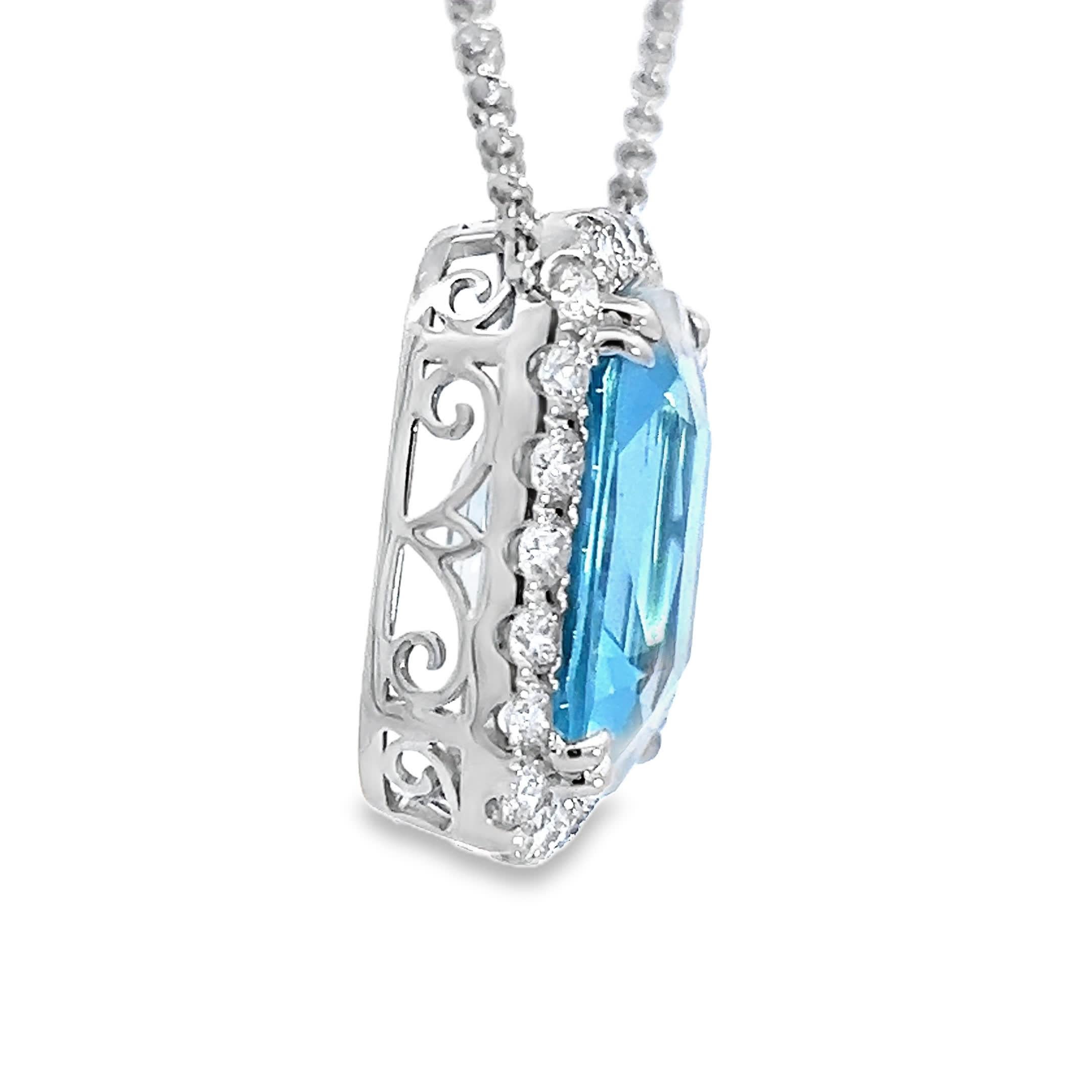 Donna Elegante ciondolo con gemma blu in vendita