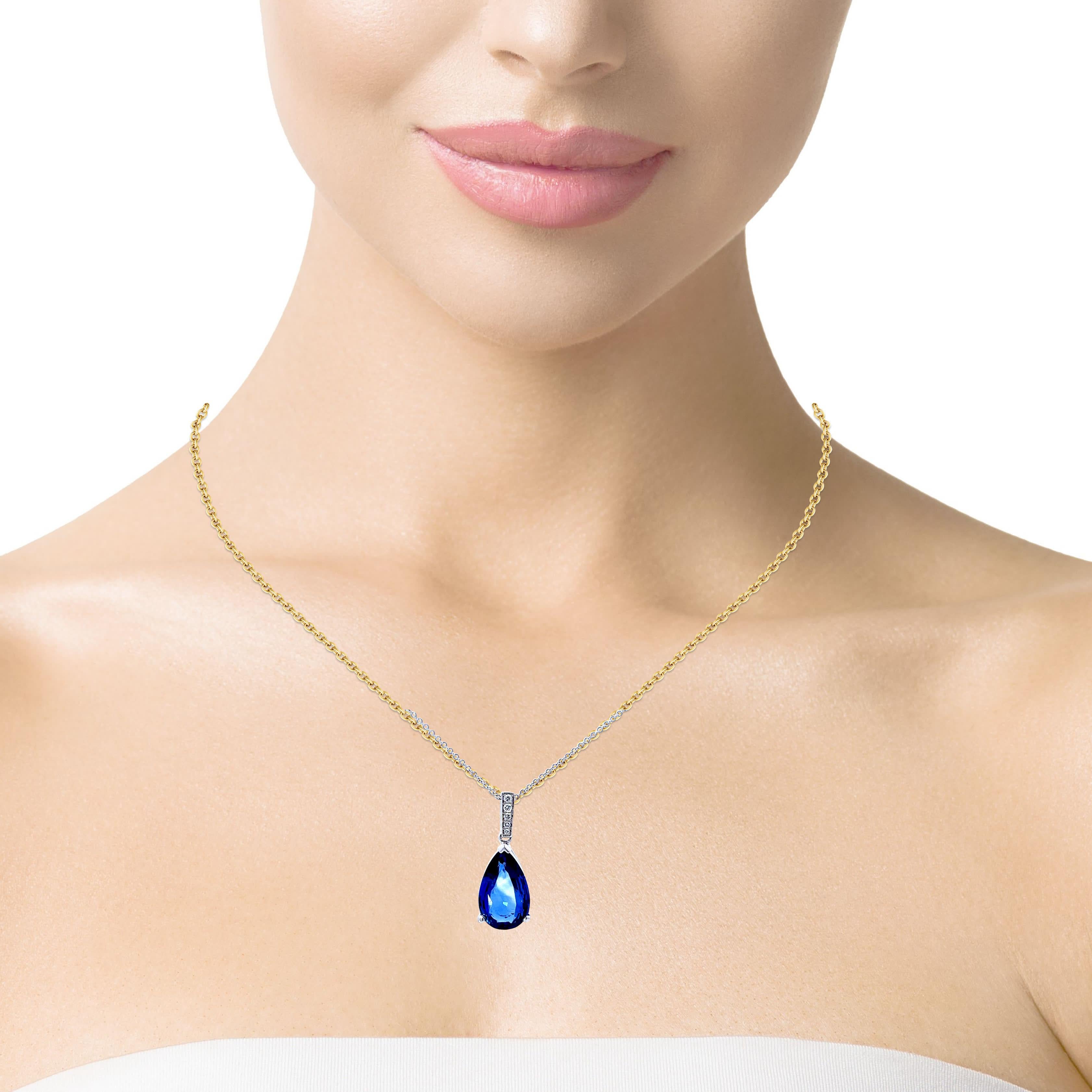Donna Elegante ciondolo con gemma blu in vendita