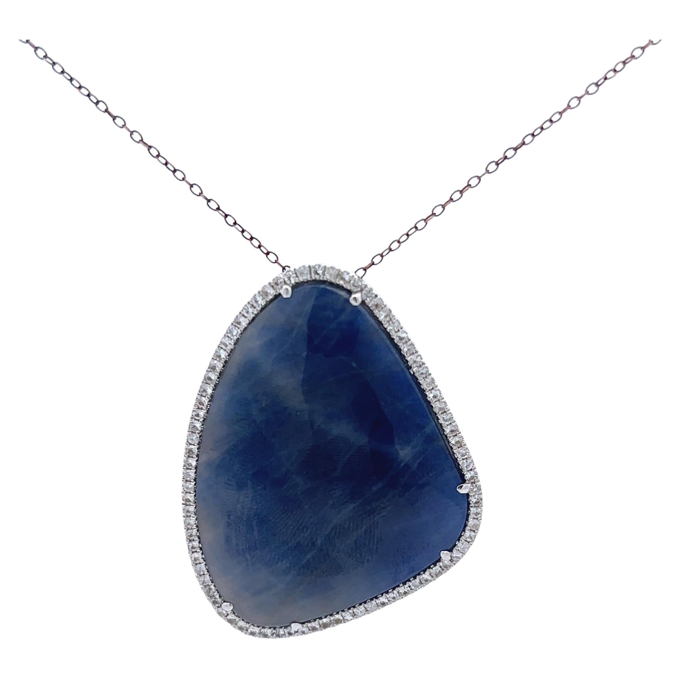 Elegante ciondolo con gemma blu