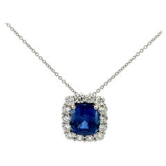 Elegante ciondolo con gemma blu