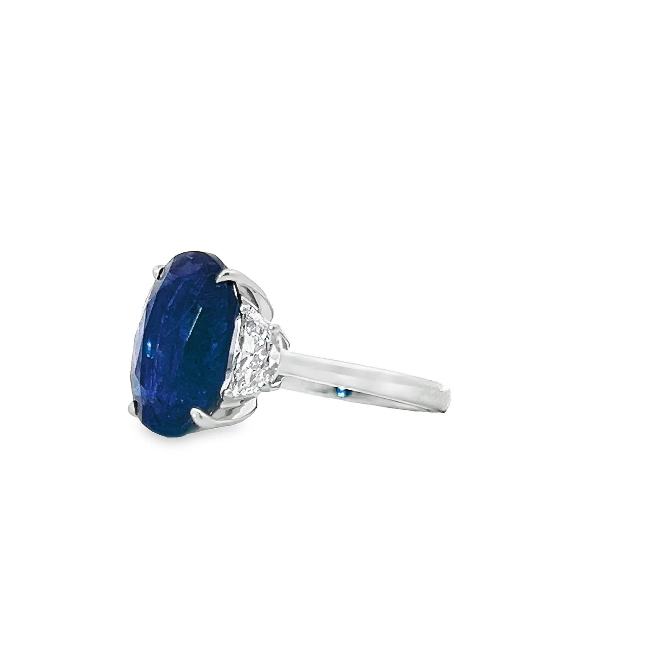 Elegant Blue Gemstone Ring In New Condition For Sale In Great Neck Plaza, NY