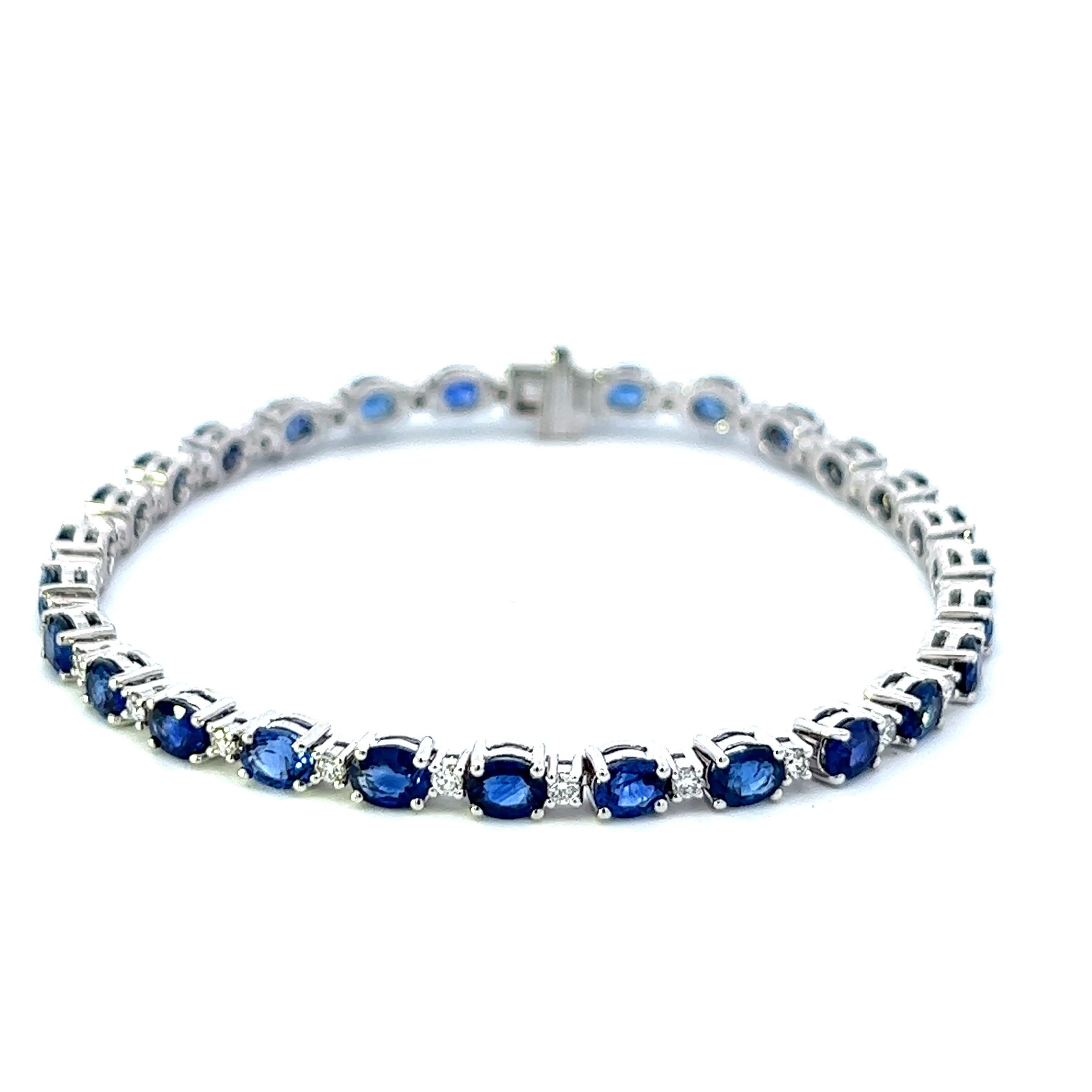 Esta impresionante pulsera de zafiro azul es una mezcla perfecta de elegancia y sofisticación. Elaborado con precisión, cada zafiro está bellamente engastado en una brillante banda de plata, lo que lo convierte en un accesorio ideal tanto para