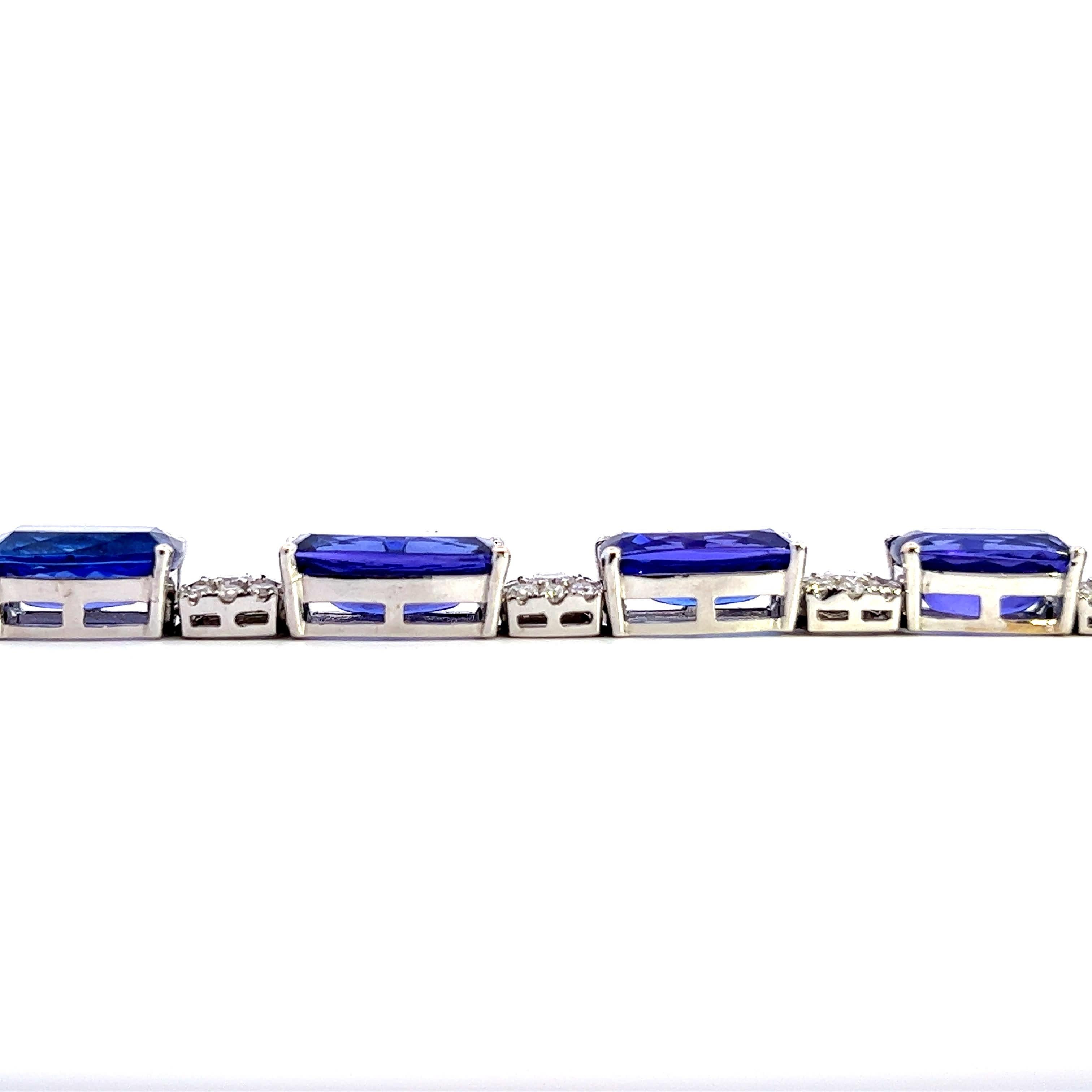 Dieses atemberaubende blaue Saphirarmband besteht aus einer Reihe wunderschön geschliffener Edelsteine, die jeweils in ein elegantes Silberband eingefasst sind. Die leuchtenden Blautöne der Saphire werden durch funkelnde Akzente ergänzt und machen