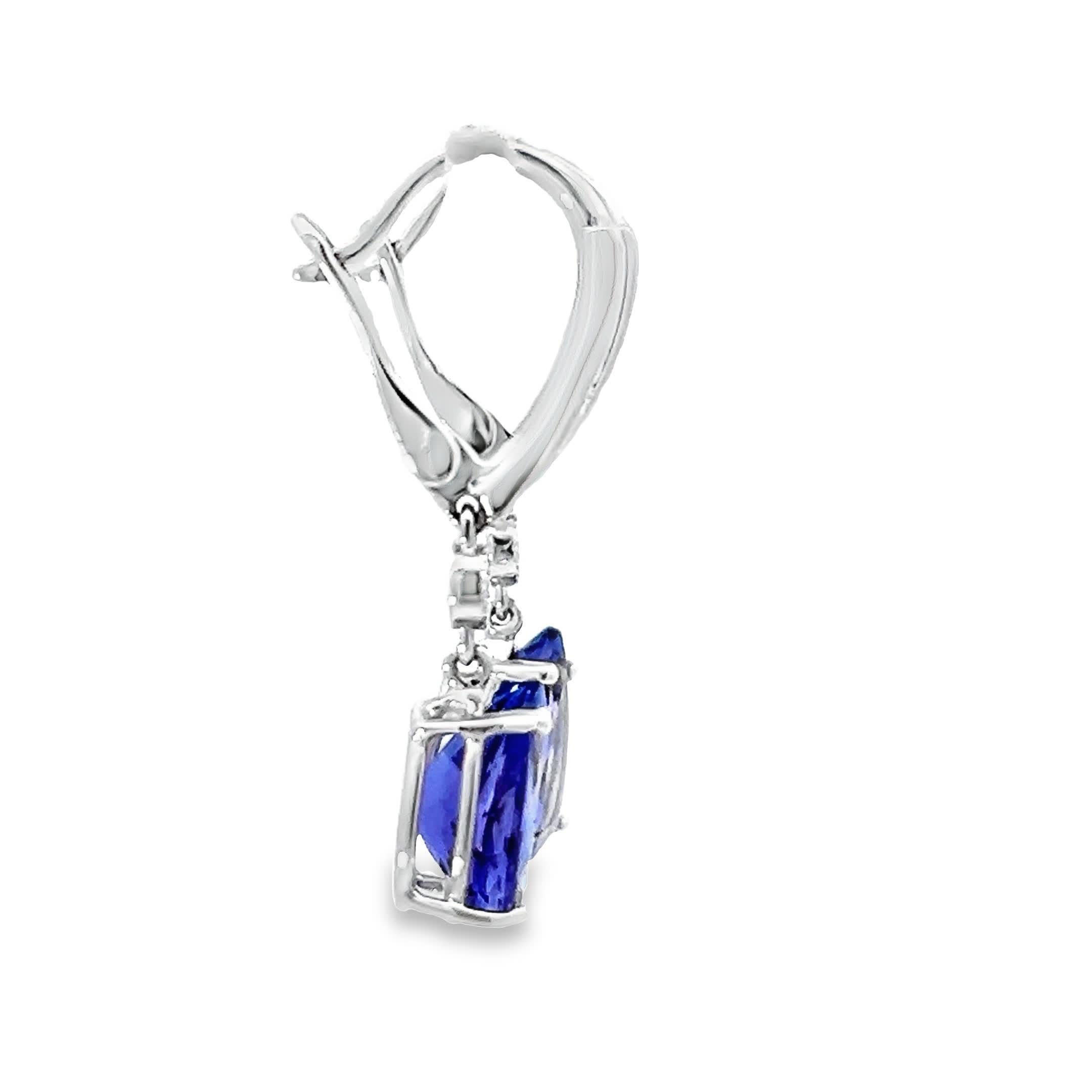 Questi eleganti orecchini presentano splendide gemme di zaffiro blu, perfettamente tagliate a forma di goccia. Ogni gemma è sospesa da una linea scintillante di diamanti, che aggiungono un tocco di lusso e scintillio in più. Perfetto per le