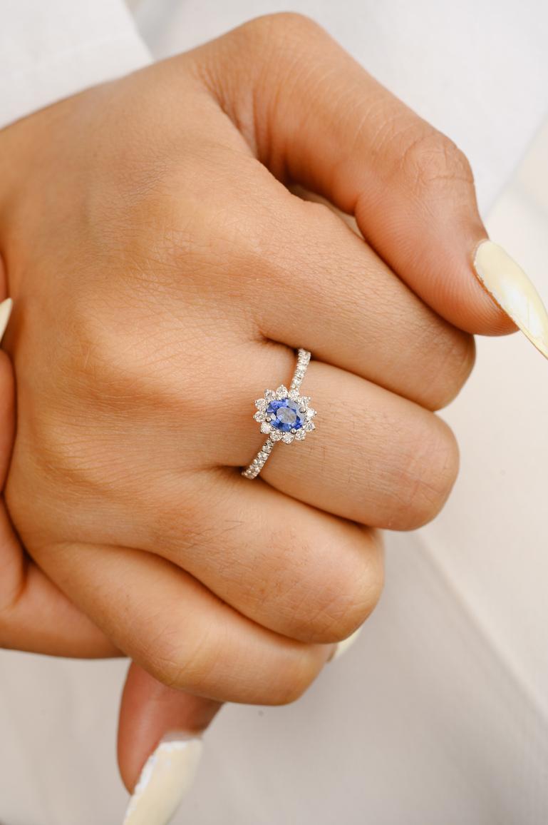 En vente :  Bague de fiançailles en or blanc 18 carats avec saphir bleu de forme ovale et halo de diamants 2