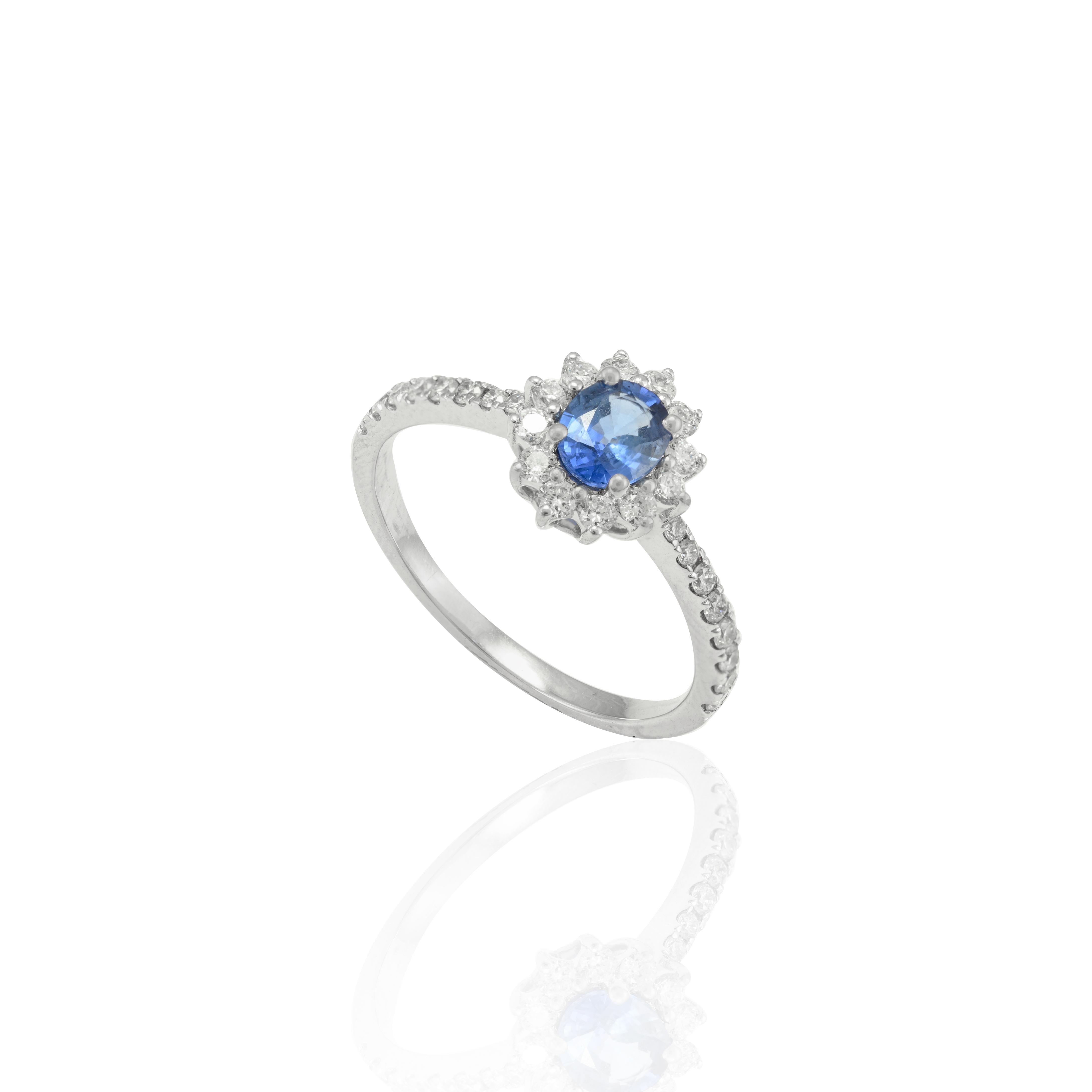 En vente :  Bague de fiançailles en or blanc 18 carats avec saphir bleu de forme ovale et halo de diamants 3