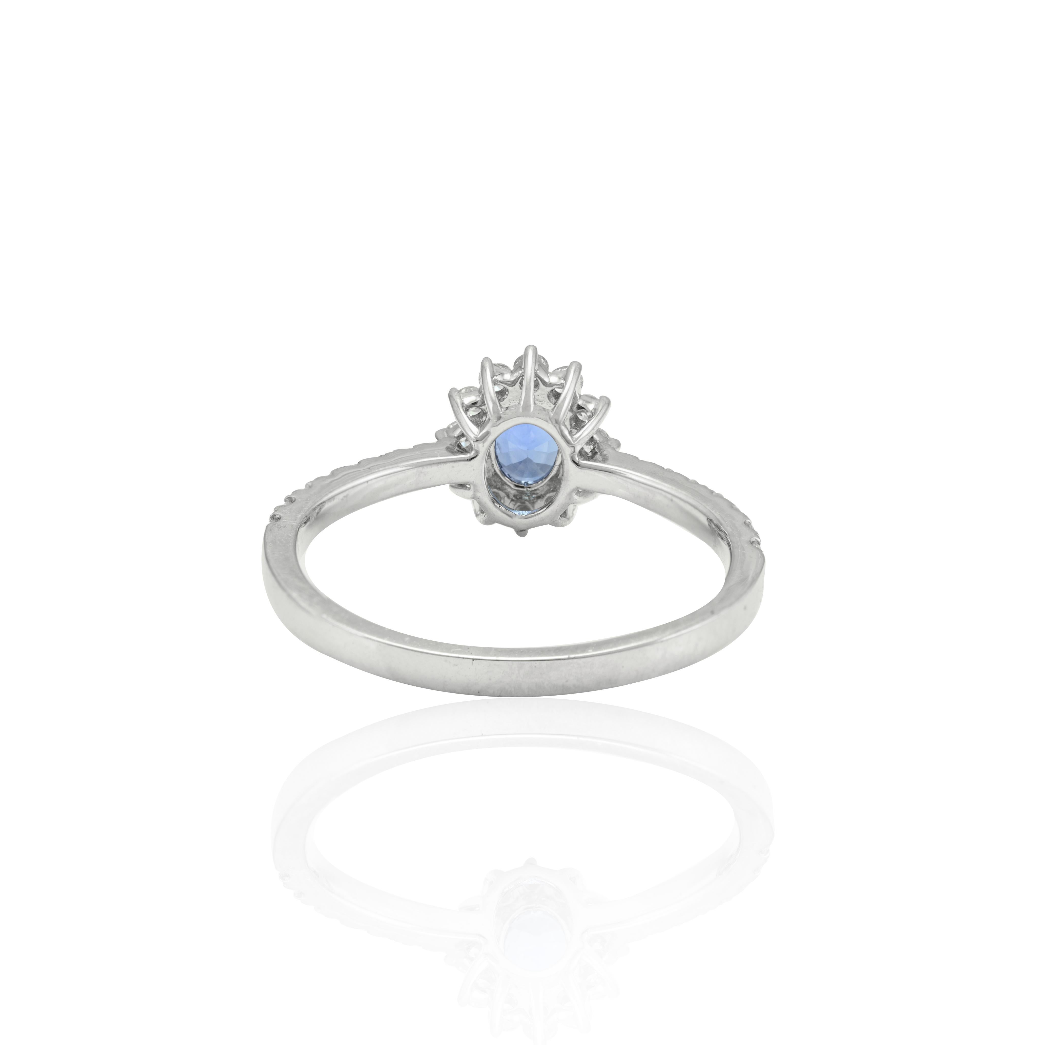 En vente :  Bague de fiançailles en or blanc 18 carats avec saphir bleu de forme ovale et halo de diamants 5