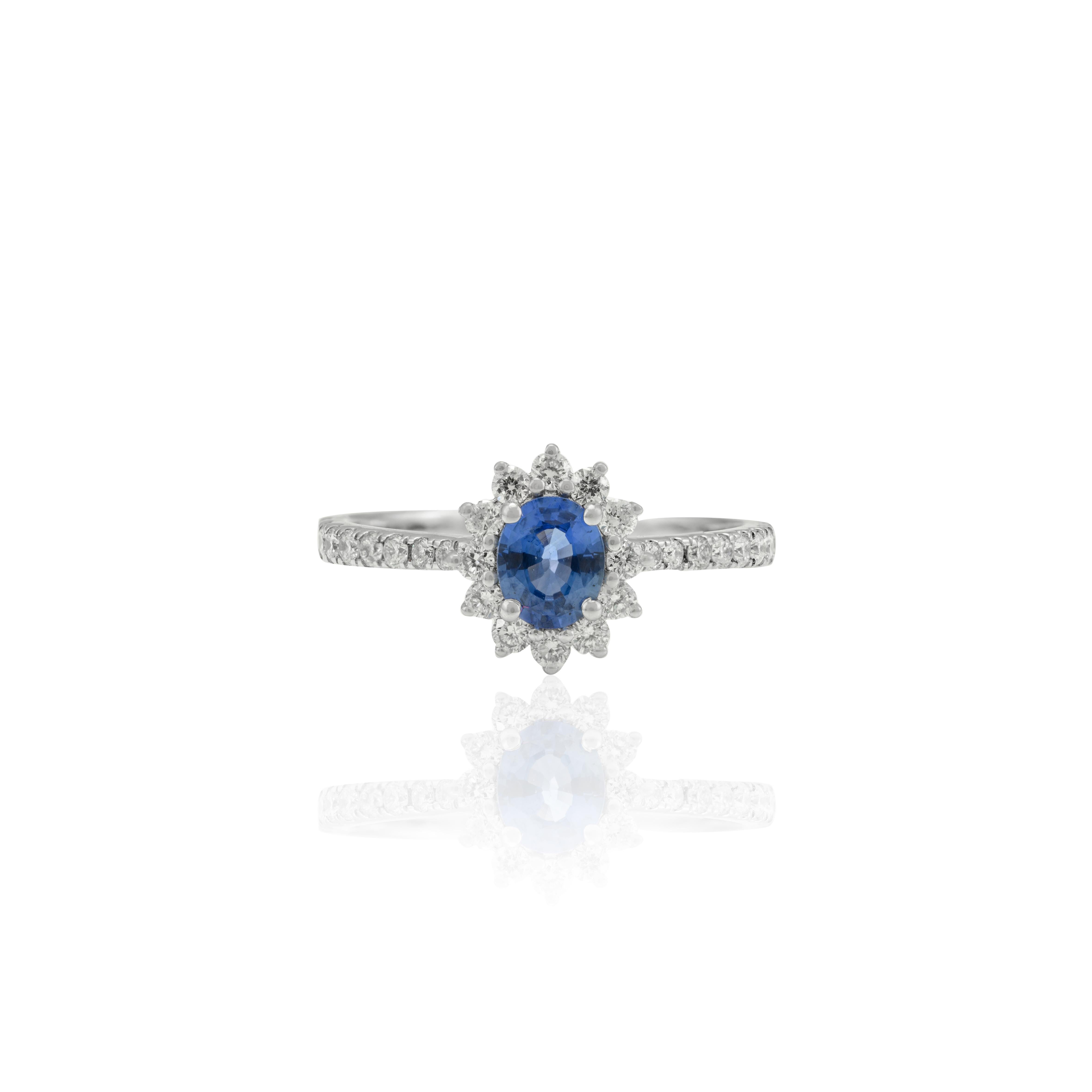 En vente :  Bague de fiançailles en or blanc 18 carats avec saphir bleu de forme ovale et halo de diamants 6