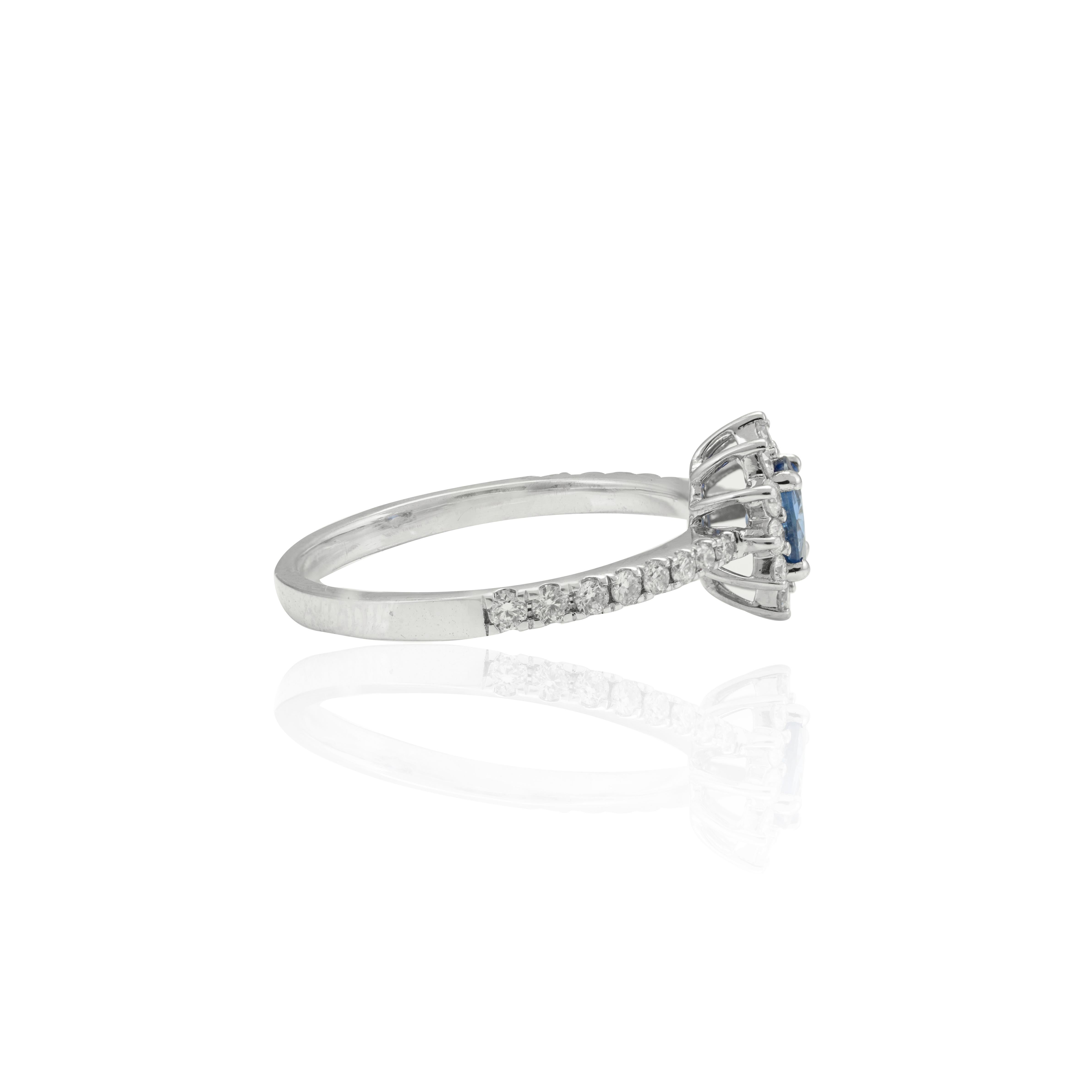 En vente :  Bague de fiançailles en or blanc 18 carats avec saphir bleu de forme ovale et halo de diamants 7