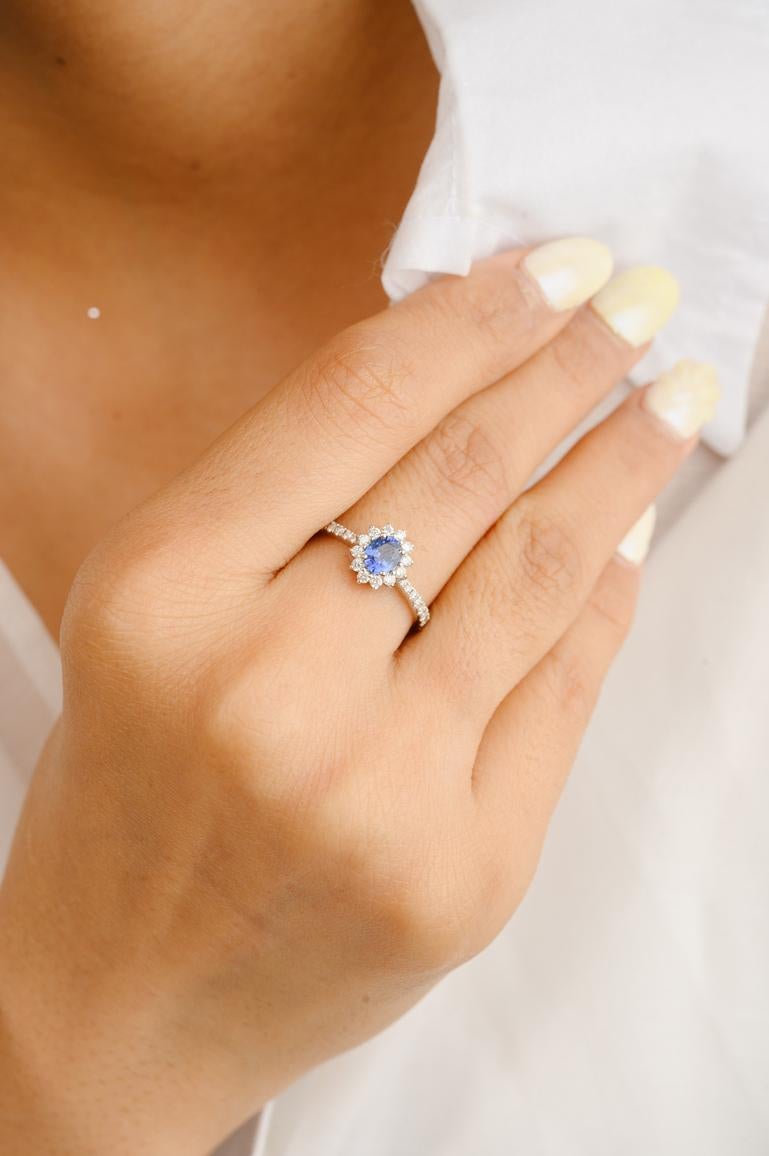 Im Angebot: Verlobungsring aus massivem 18 Karat Weißgold mit ovalem blauem Saphir und Halo-Diamant () 8