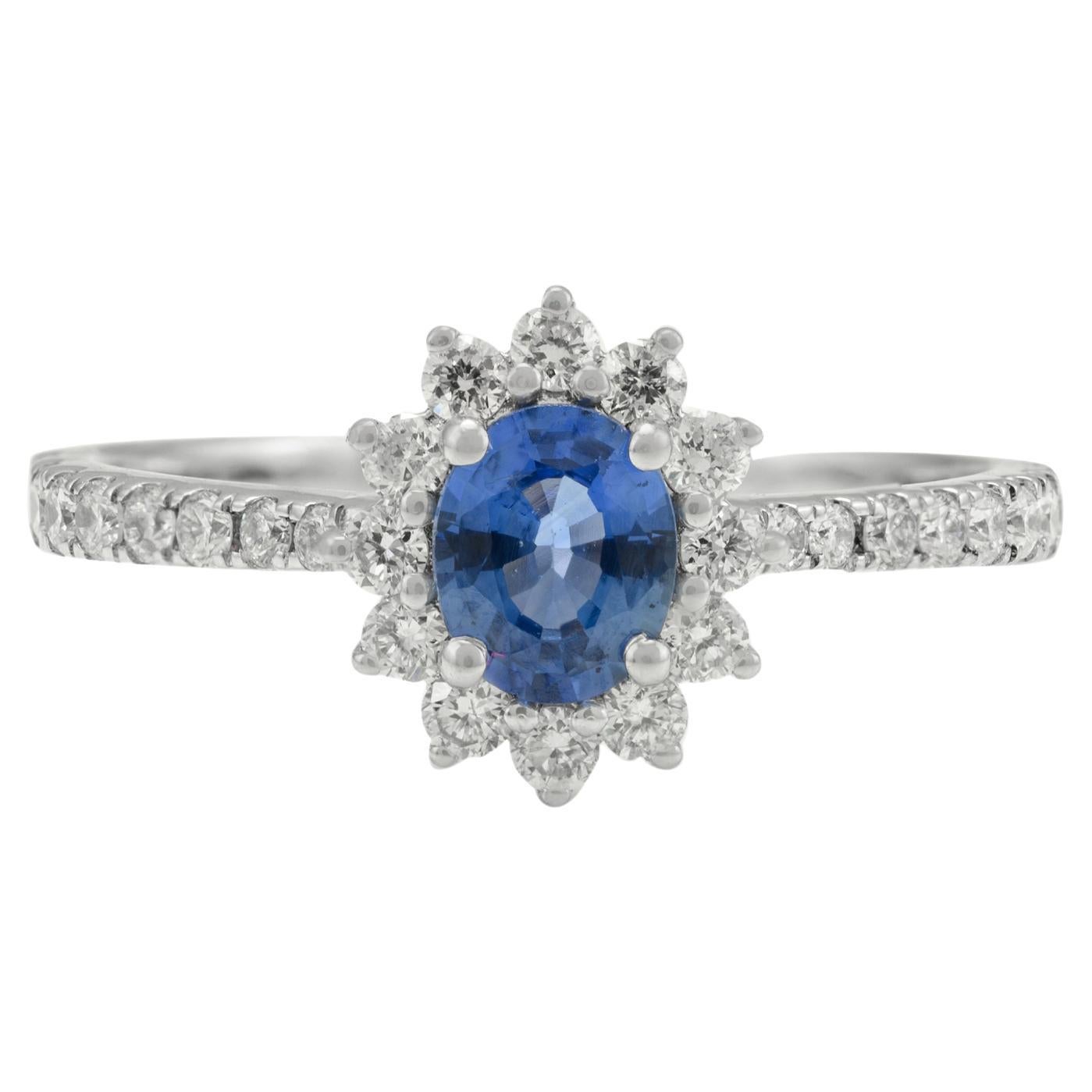 En vente :  Bague de fiançailles en or blanc 18 carats avec saphir bleu de forme ovale et halo de diamants