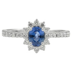 Bague de fiançailles en or blanc 18 carats avec saphir bleu de forme ovale et halo de diamants