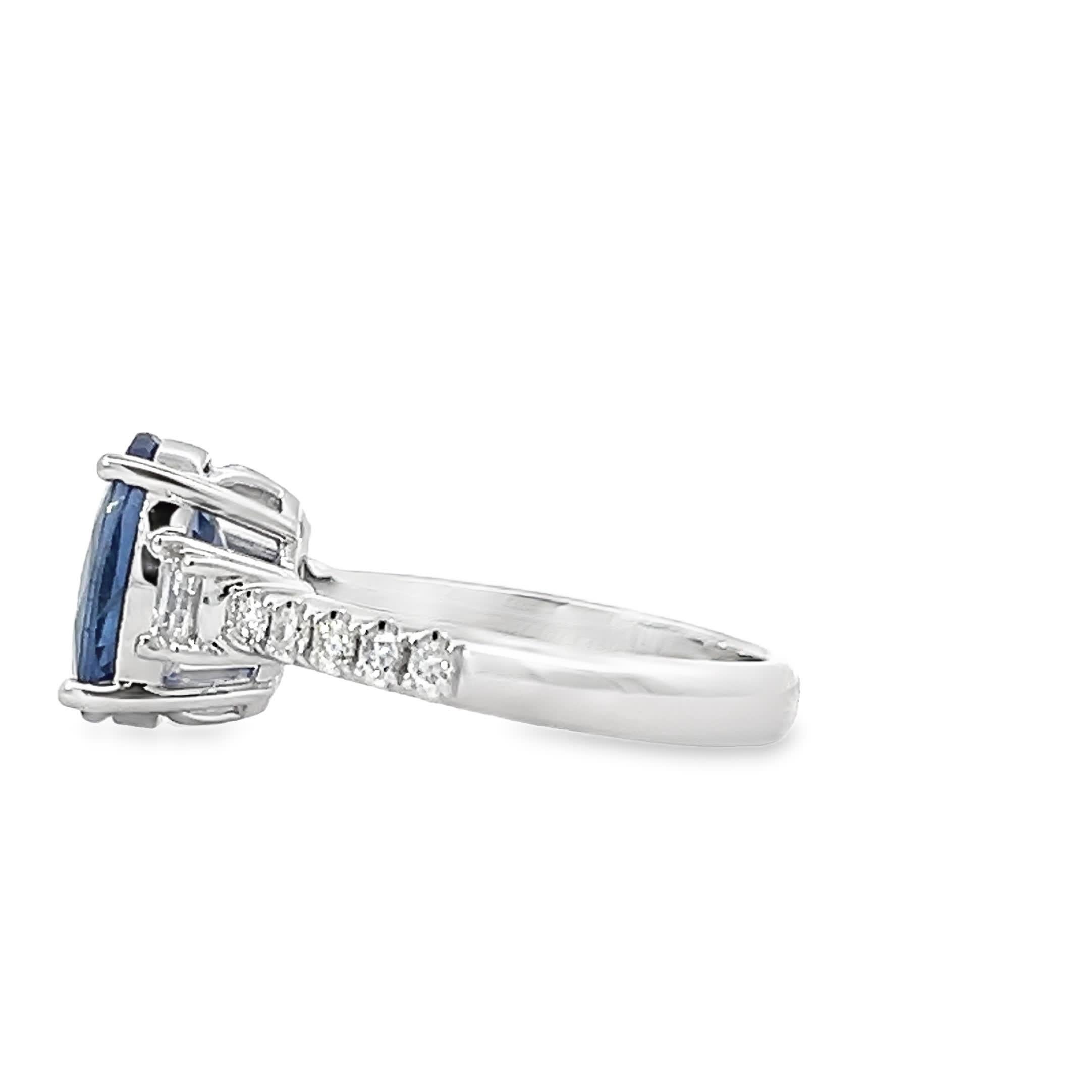 Scopri il fascino di questo splendido anello con zaffiro blu, con al centro una squisita gemma dal taglio ovale. Circondato da accenti scintillanti, questo pezzo è perfetto per chi apprezza l'eleganza e la raffinatezza senza tempo. Ideale per