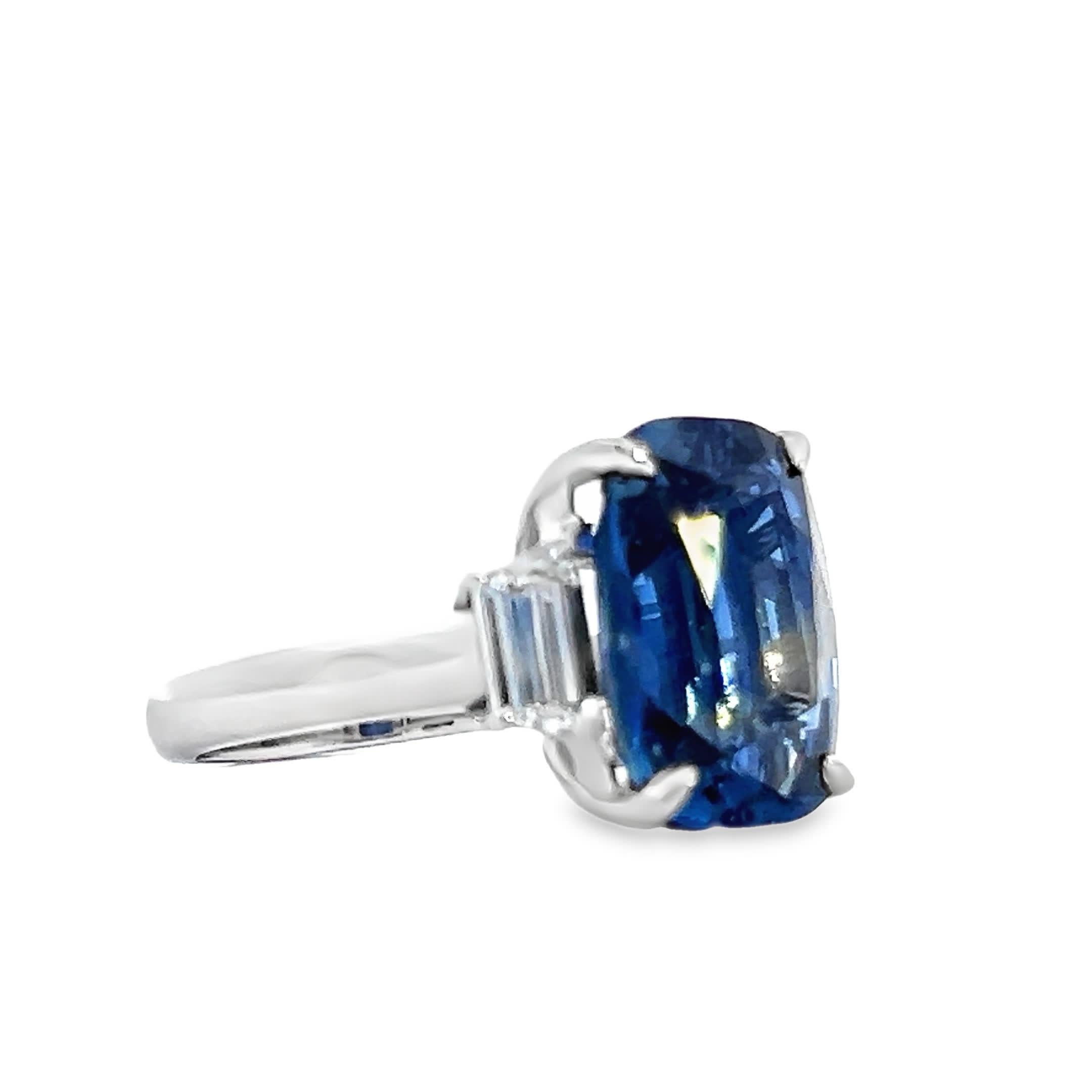 Dieser exquisite Ring ist mit einem atemberaubenden blauen Saphir besetzt, der von einem raffinierten Silberband gehalten wird. Der tiefblaue Farbton des Saphirs wird durch seinen Brillantschliff betont und macht ihn zu einem Blickfang für jeden