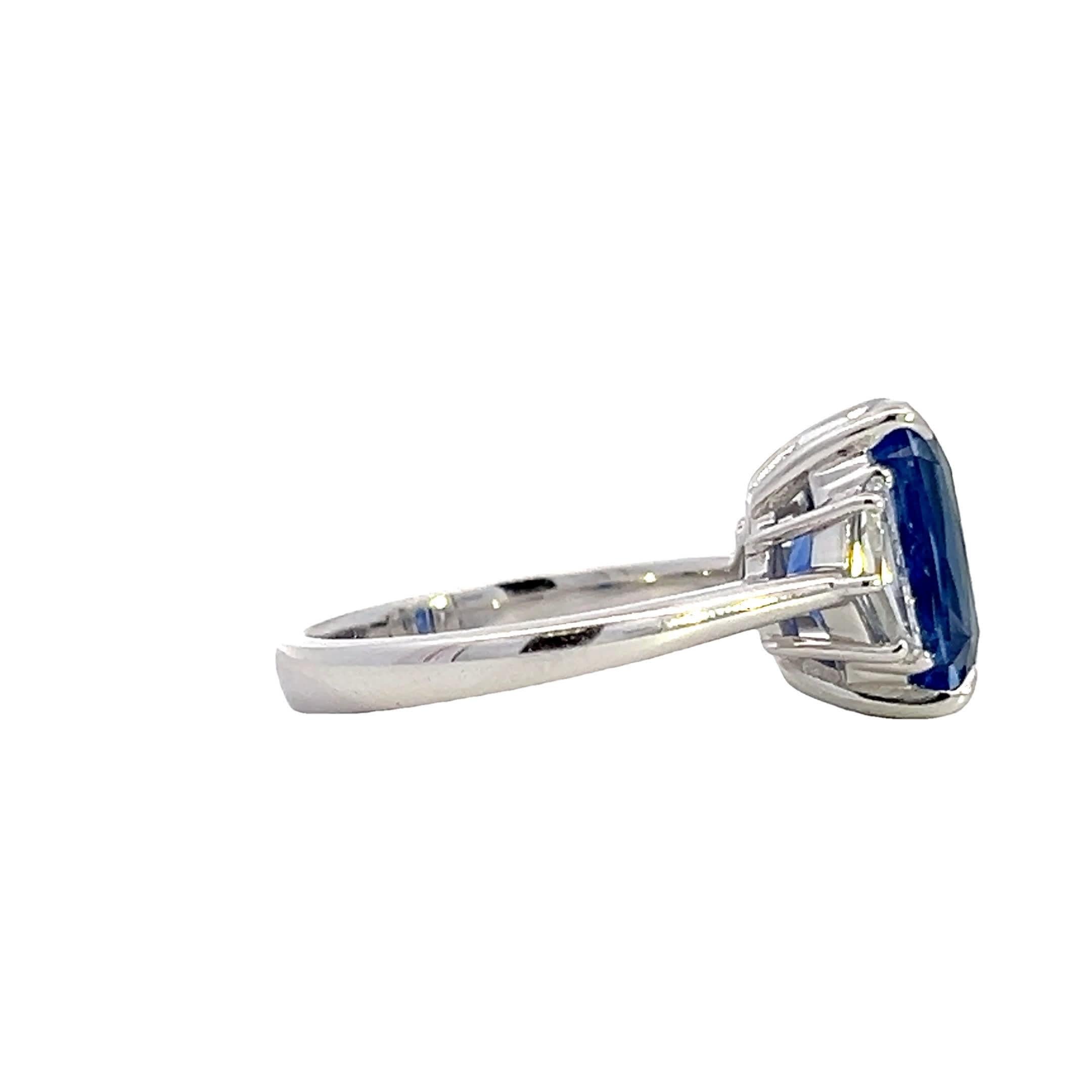 Questo splendido anello presenta un affascinante zaffiro blu al centro, affiancato da due diamanti scintillanti. Il design intricato e la lavorazione di alta qualità lo rendono una scelta perfetta per le occasioni speciali o per un regalo raffinato.