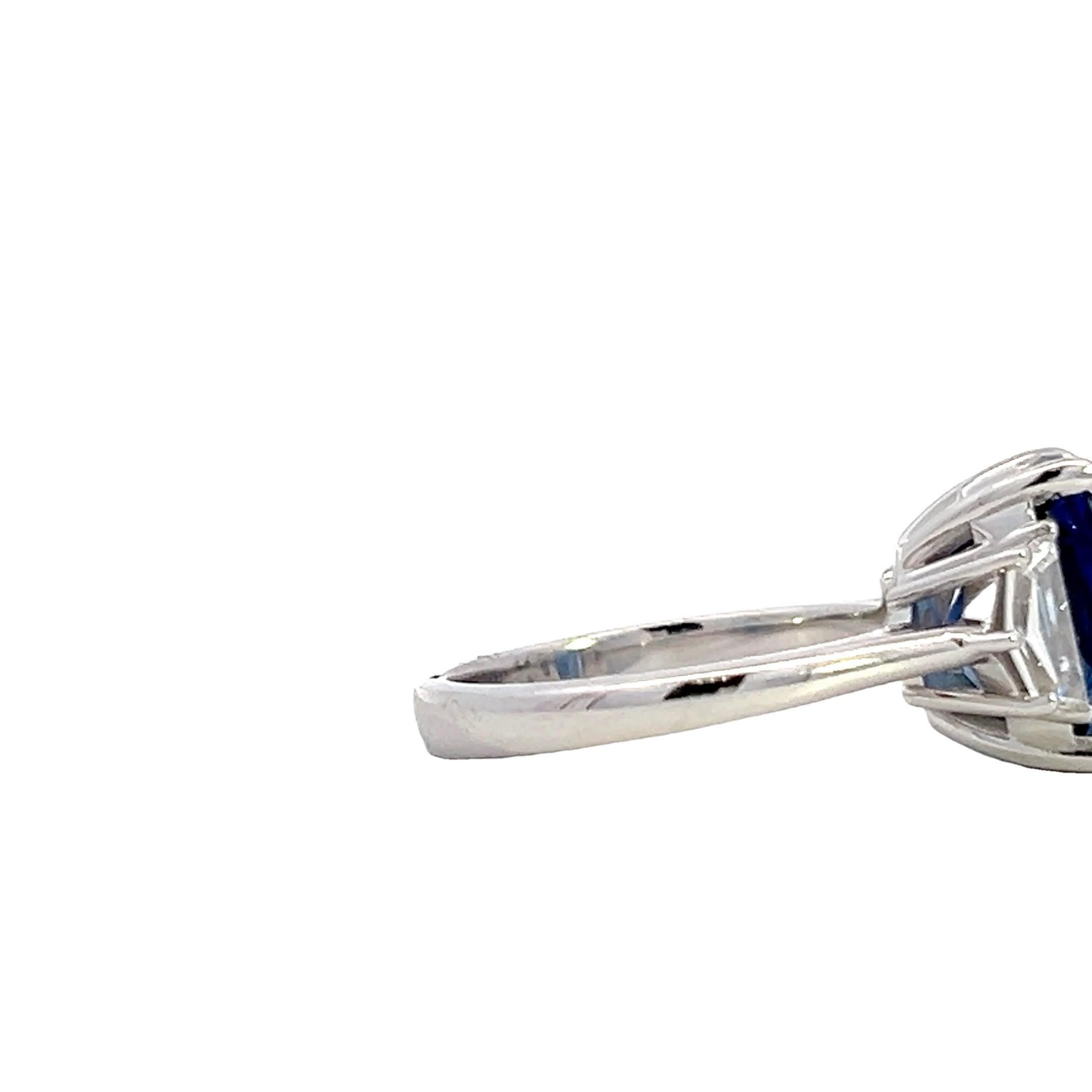Questo splendido anello con zaffiro da 18KW ha come centro un affascinante zaffiro blu, incastonato in una fascia elegante e sofisticata. La tonalità blu intenso della gemma è splendidamente completata dagli accenti scintillanti su entrambi i lati,