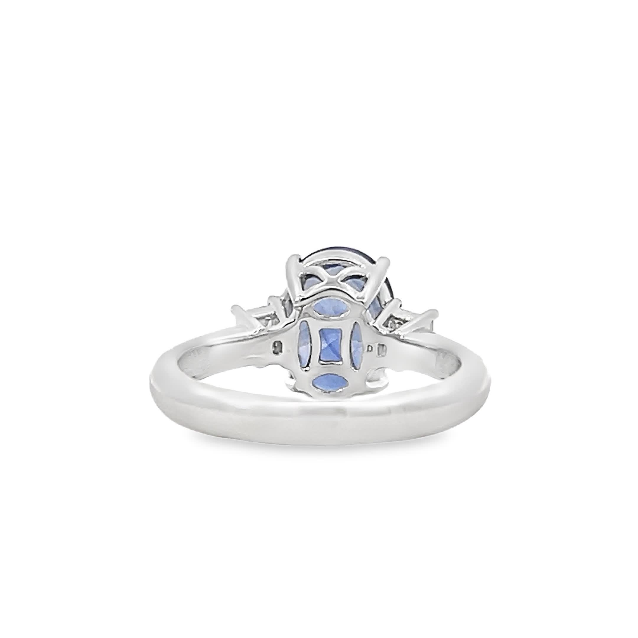 Elegante anello con zaffiro blu In condizioni Nuovo in vendita a Great Neck Plaza, NY