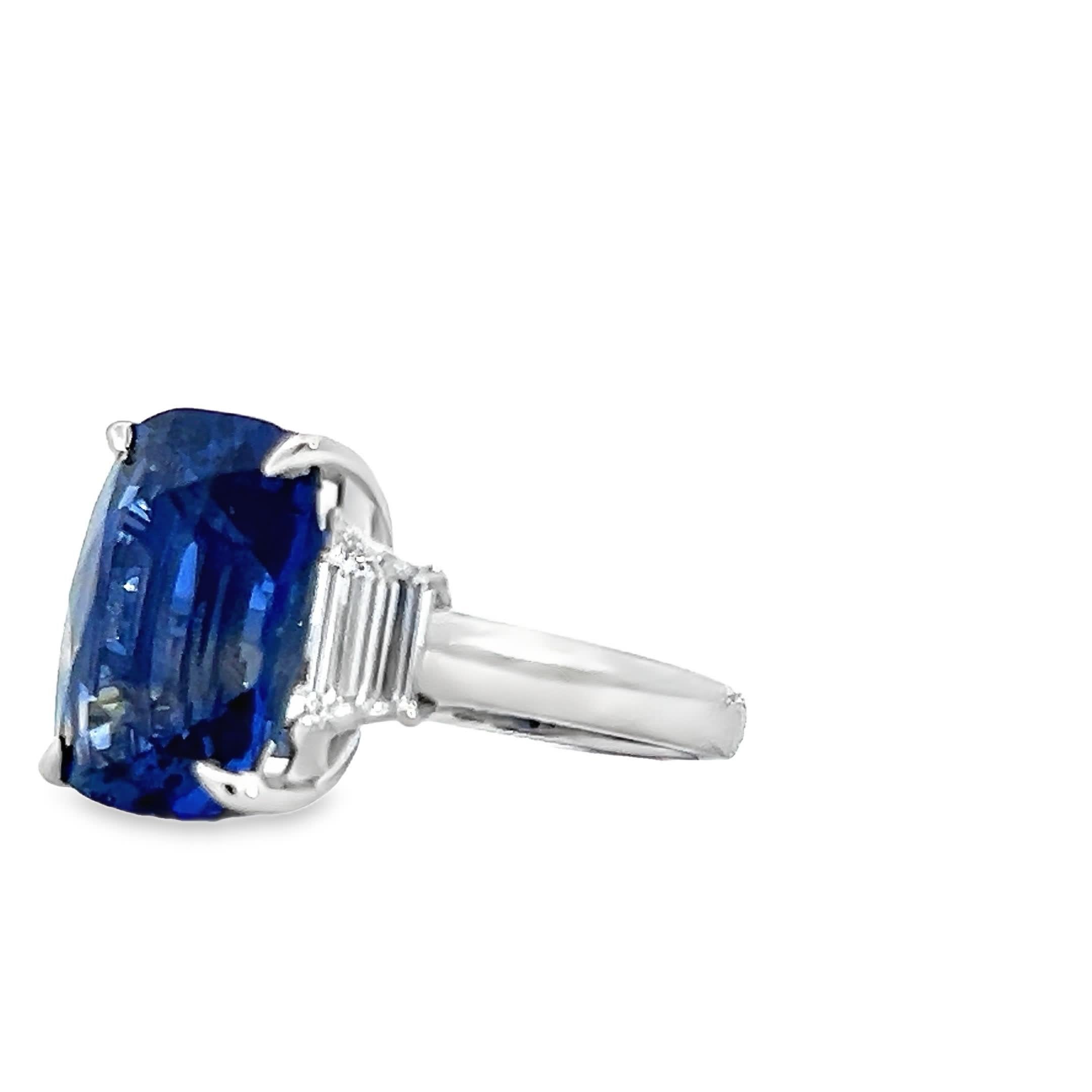 Ring mit elegantem blauem Saphir im Zustand „Neu“ im Angebot in Great Neck Plaza, NY